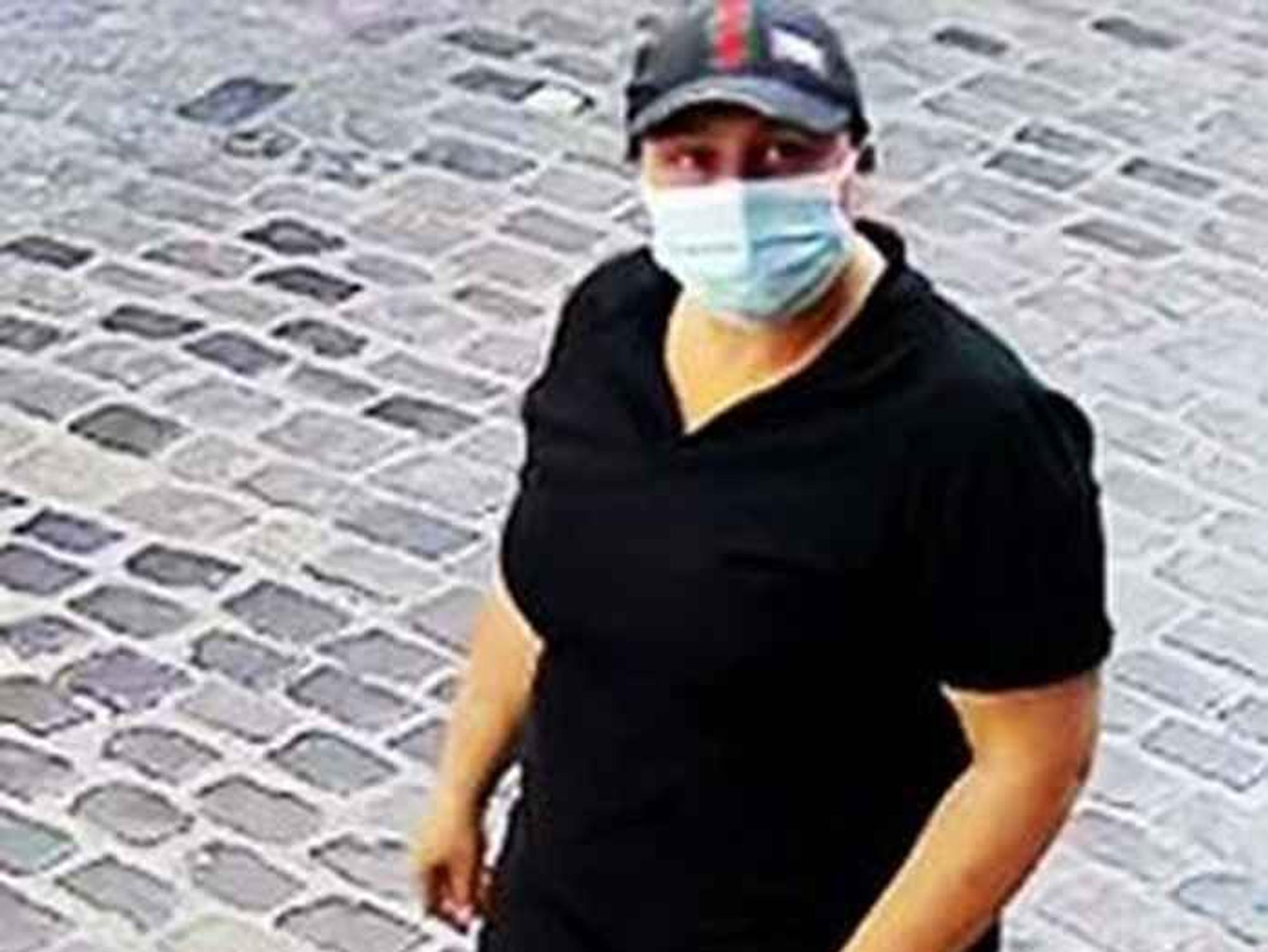 Eine der Frauen, nach denen die Polizei Köln nach Einbruch in der Salzgasse fahndet.