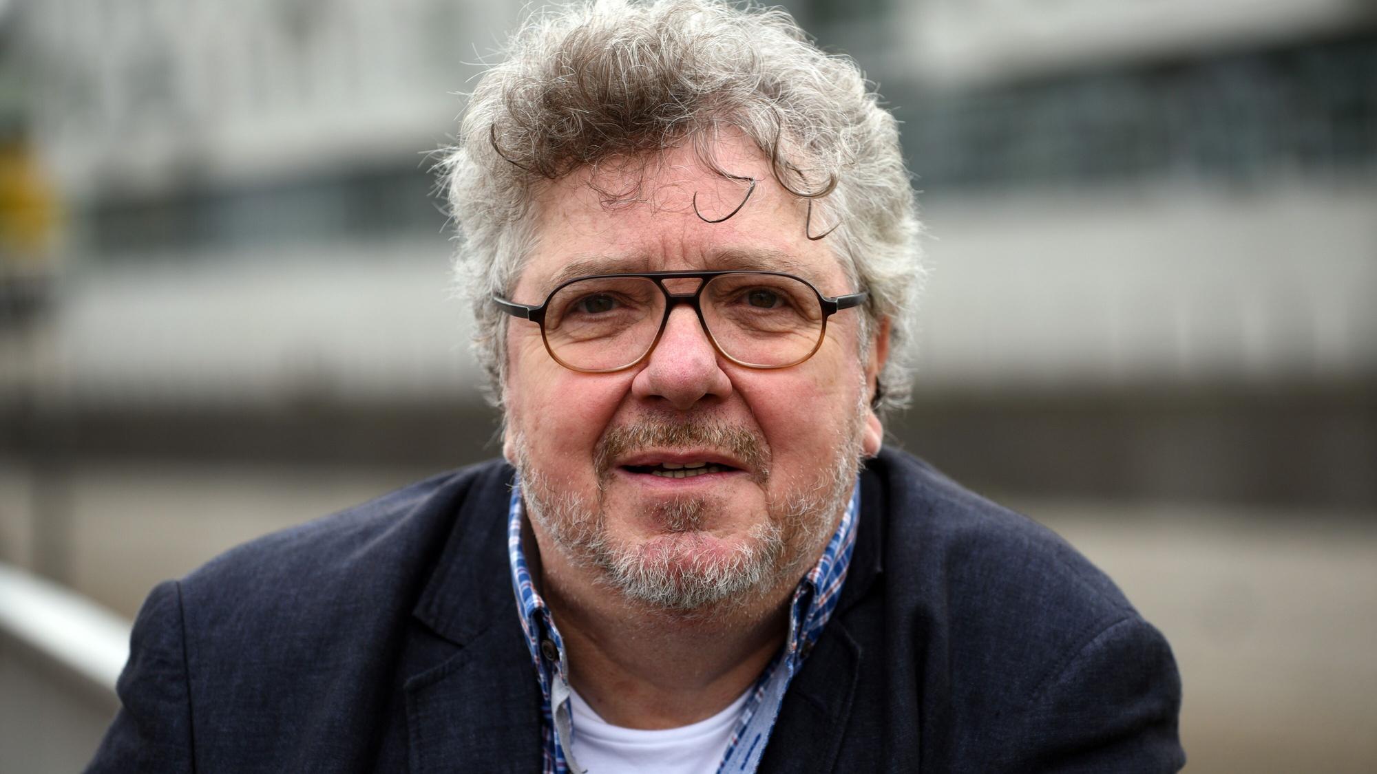 Der Schauspieler Michael Schanze bei seinem Besuch im Schokoladenmuseum an einem Geländer.