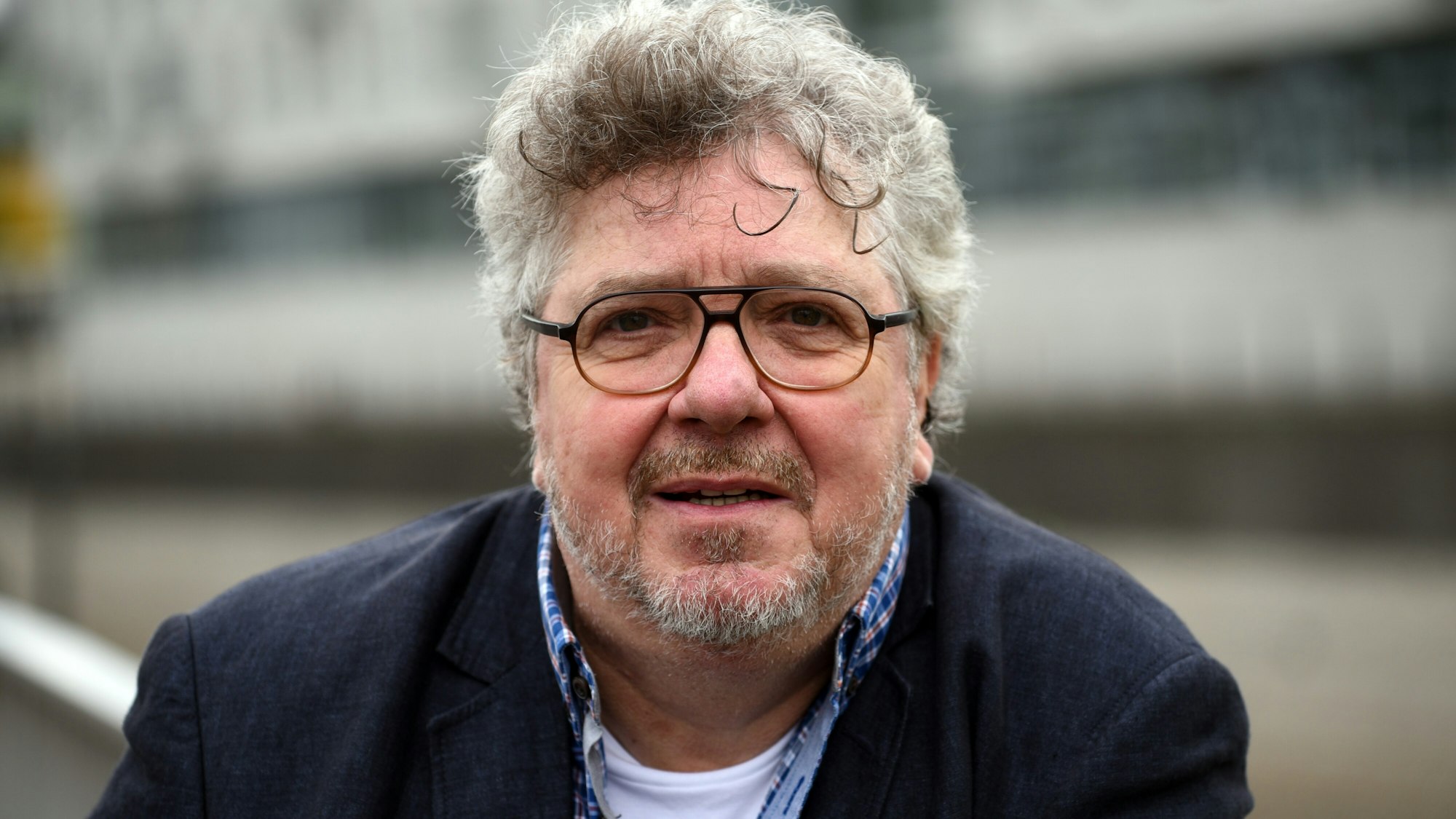 Der Schauspieler Michael Schanze bei seinem Besuch im Schokoladenmuseum an einem Geländer.