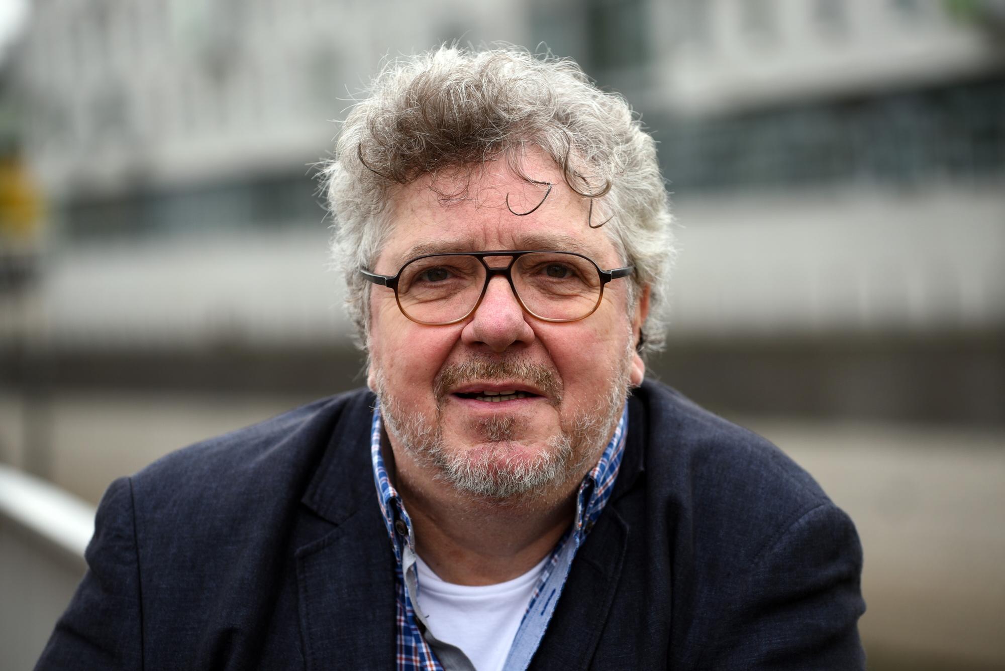 Der Schauspieler Michael Schanze steht am 17.10.2016 in Köln (Nordrhein-Westfalen) bei seinem Besuch im Schokoladenmuseum an einem Geländer.