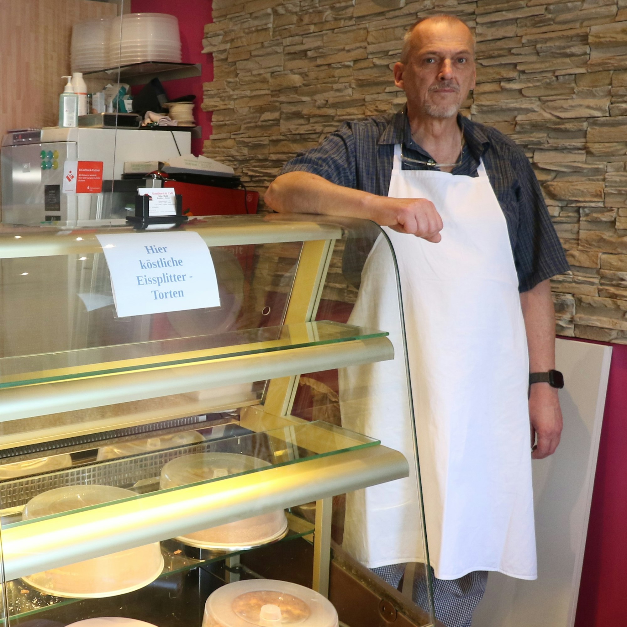 10. August 2021
Konditormeister Udo Robl steht neben einer Pfütze und in seinem Geschäft Feine Torte in Niehl. Aus einem Nachbargebäude an der Sebastianstraße läuft Abwasser über.
Fotos: Adnan Akyüz