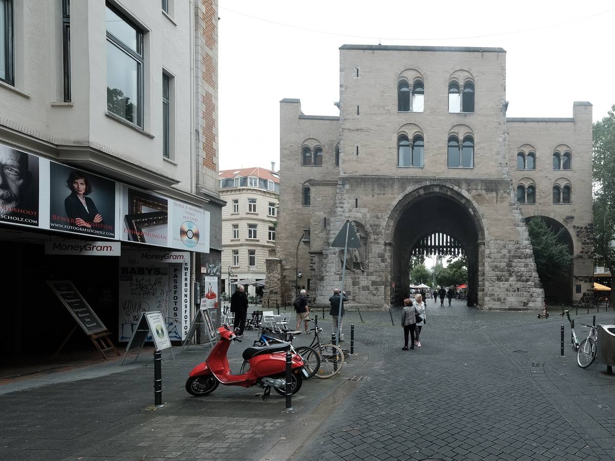 Menschen vor der Eigelsteintorburg in Köln