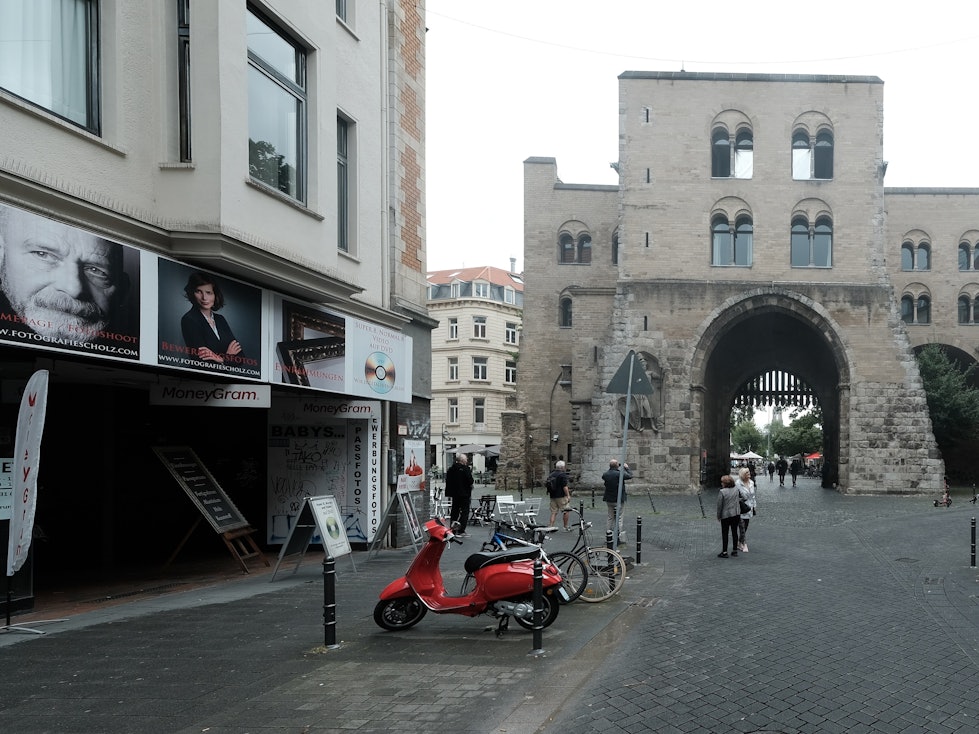 Menschen vor der Eigelsteintorburg in Köln