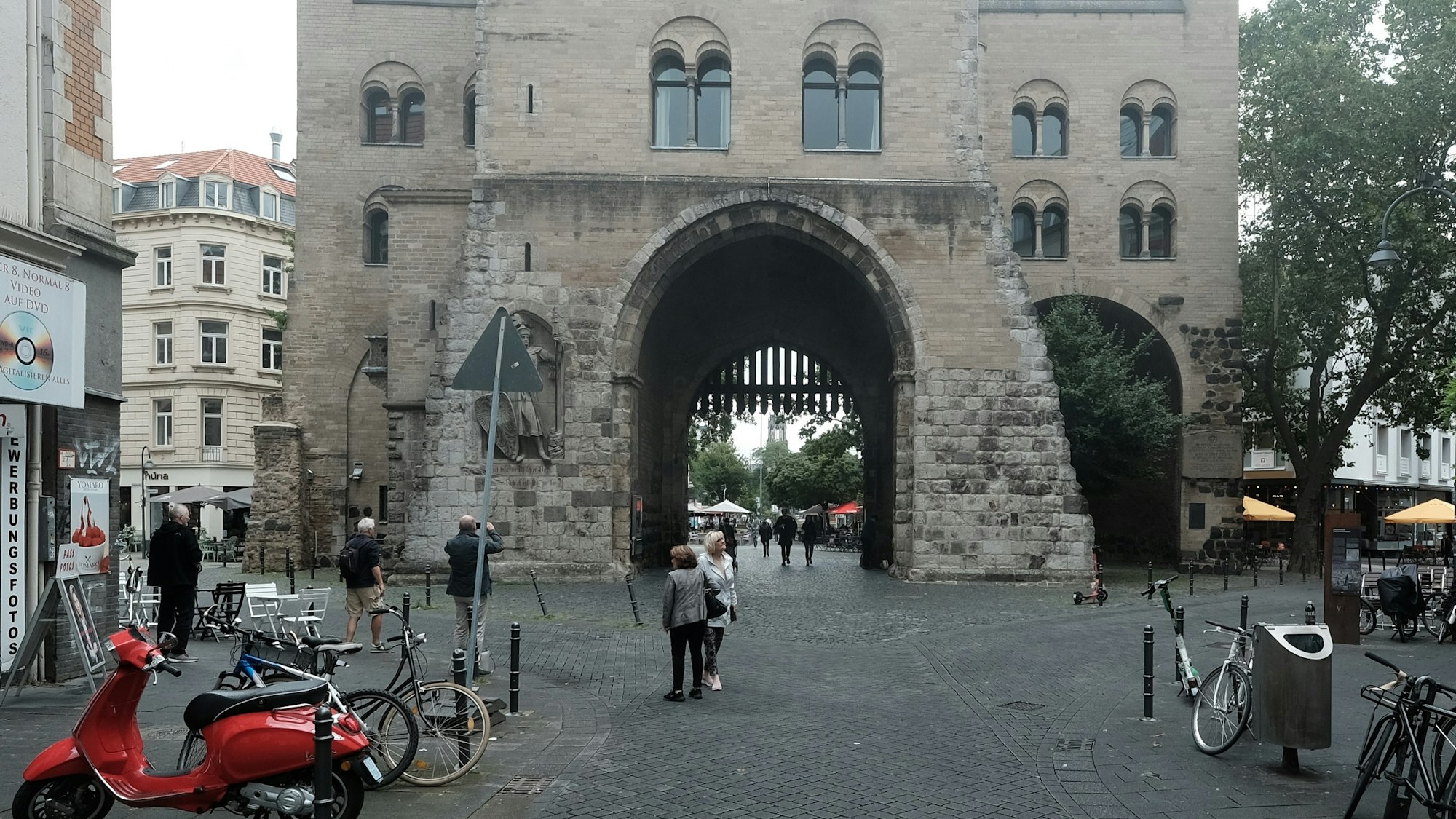 Menschen vor der Eigelsteintorburg in Köln