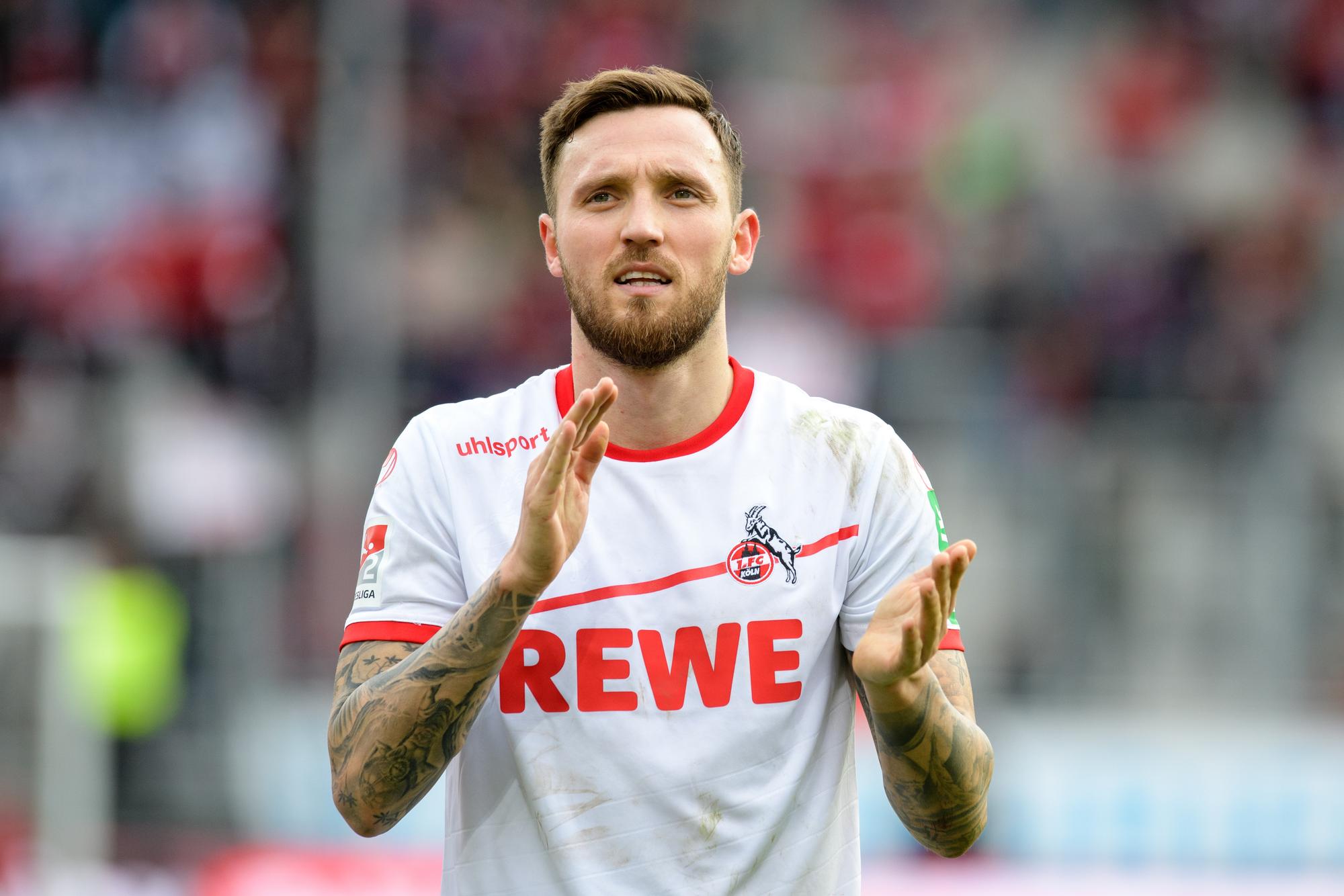 Marco Höger von Köln feiert nach dem Spiel gegen den FC Ingolstadt 04 den Sieg mit den Fans.