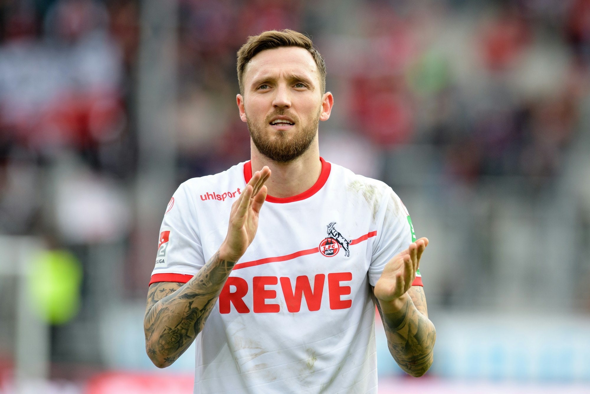 Marco Höger von Köln feiert nach dem Spiel gegen den FC Ingolstadt 04 den Sieg mit den Fans.