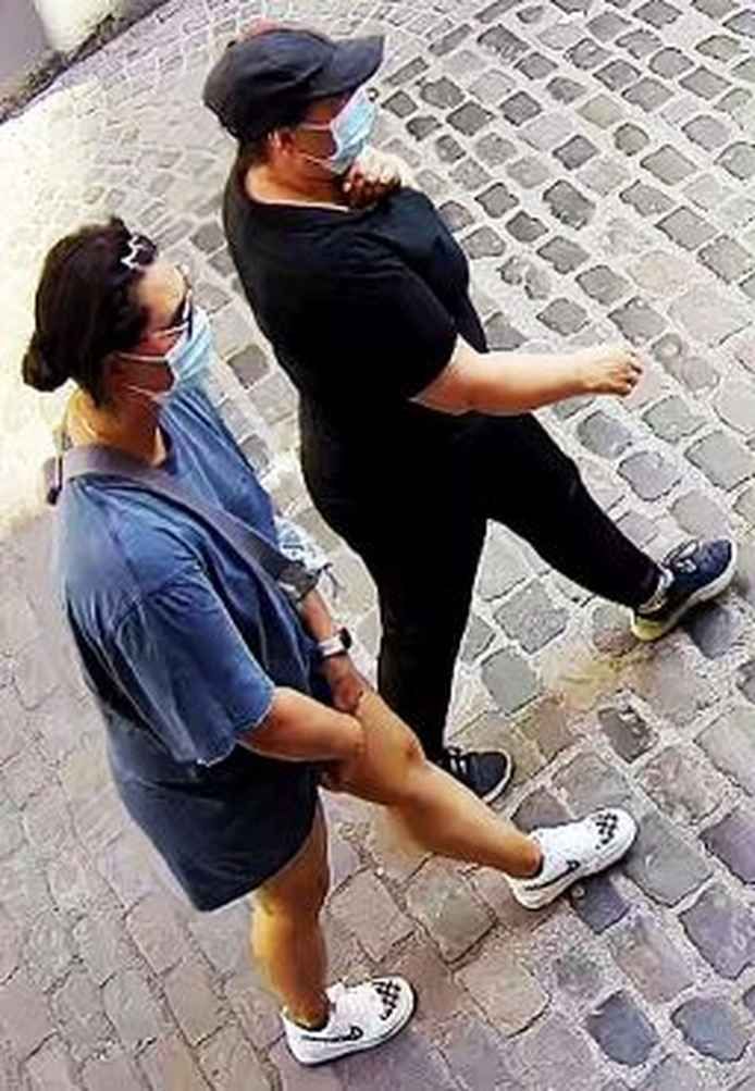 Zwei Frauen mit Corona-Masken. Die Polizei Köln fahndet nach ihnen.