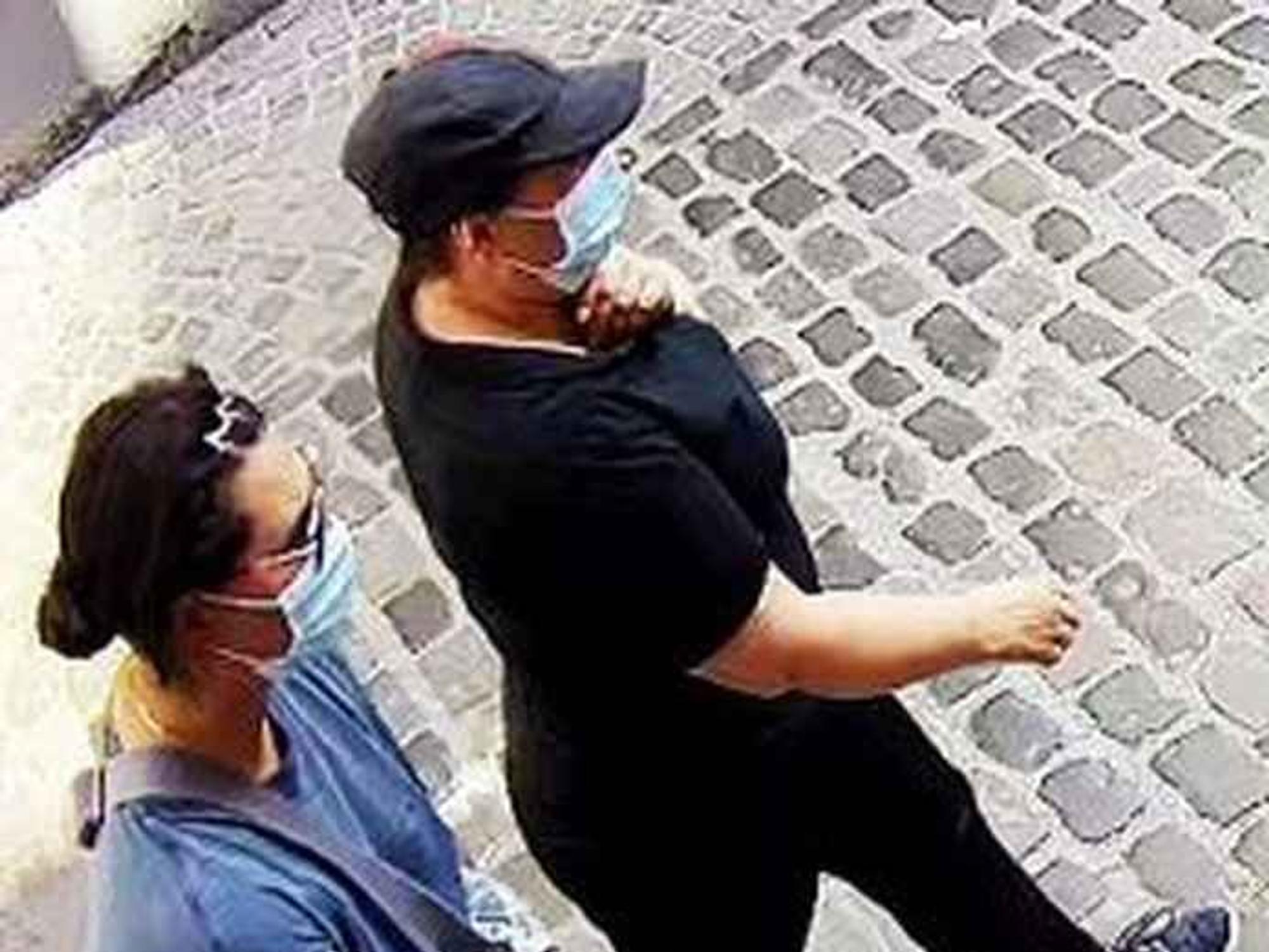 Zwei Frauen mit Corona-Masken. Die Polizei Köln fahndet nach ihnen.