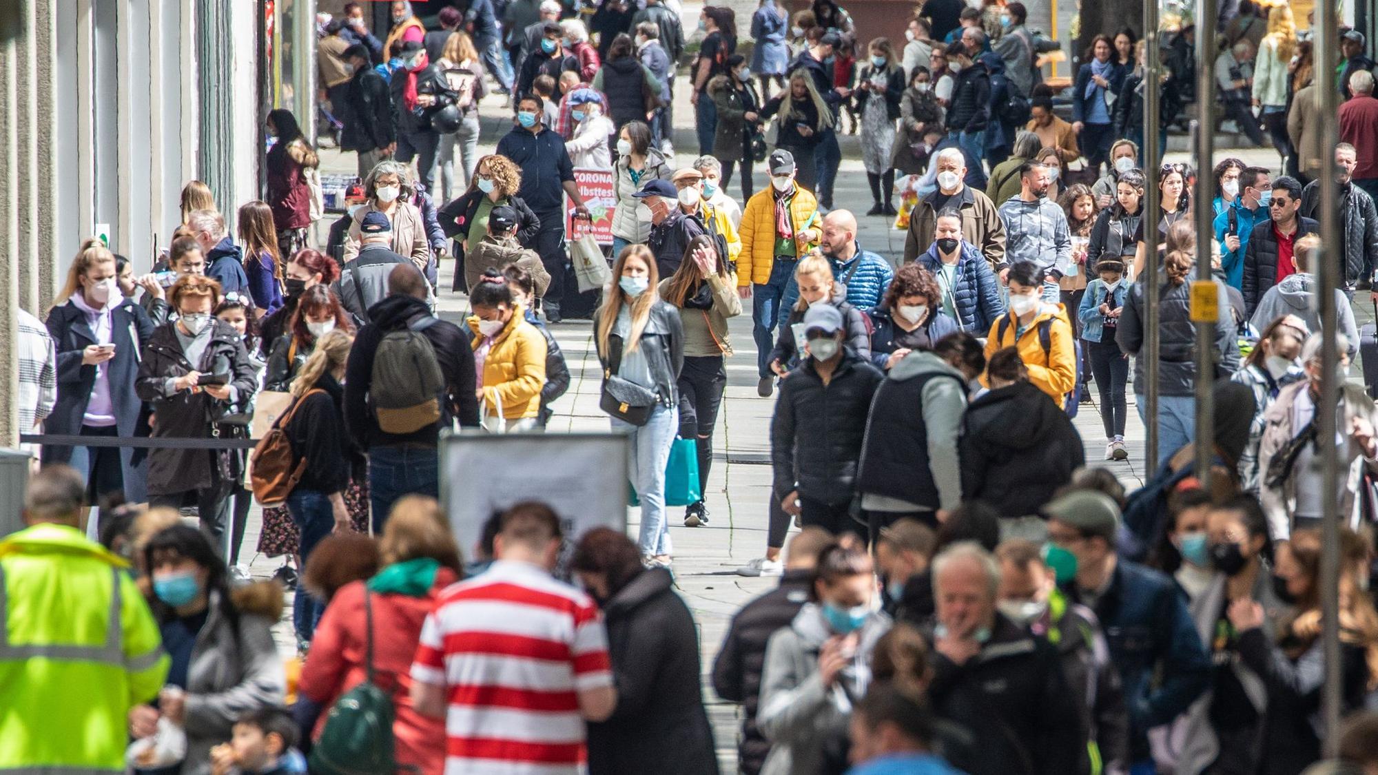 Zahlreiche Menschen laufen durch die Königstraße in Stuttgart (Foto vom Mai 2021).
