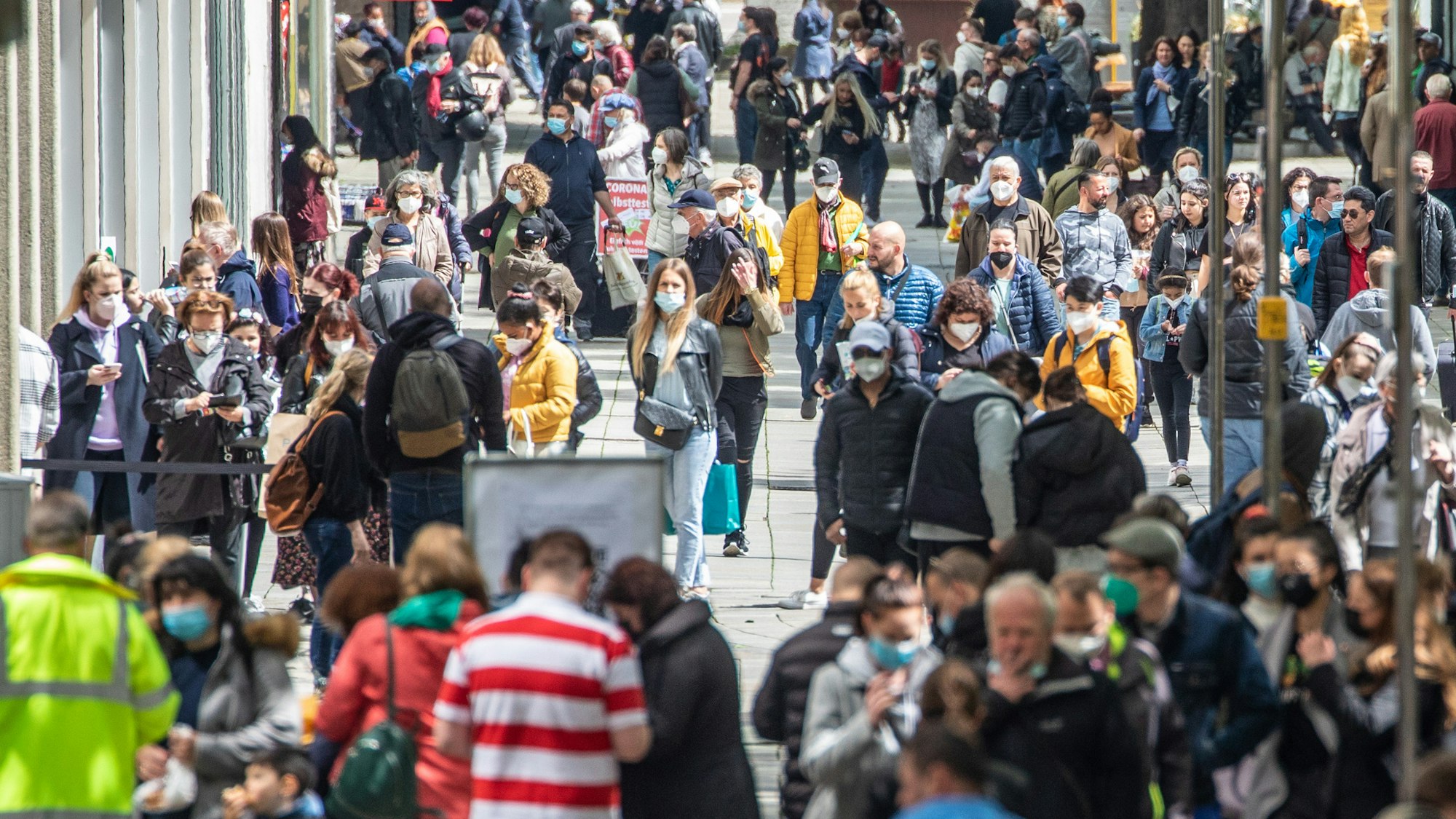 Zahlreiche Menschen laufen durch die Königstraße in Stuttgart (Foto vom Mai 2021).