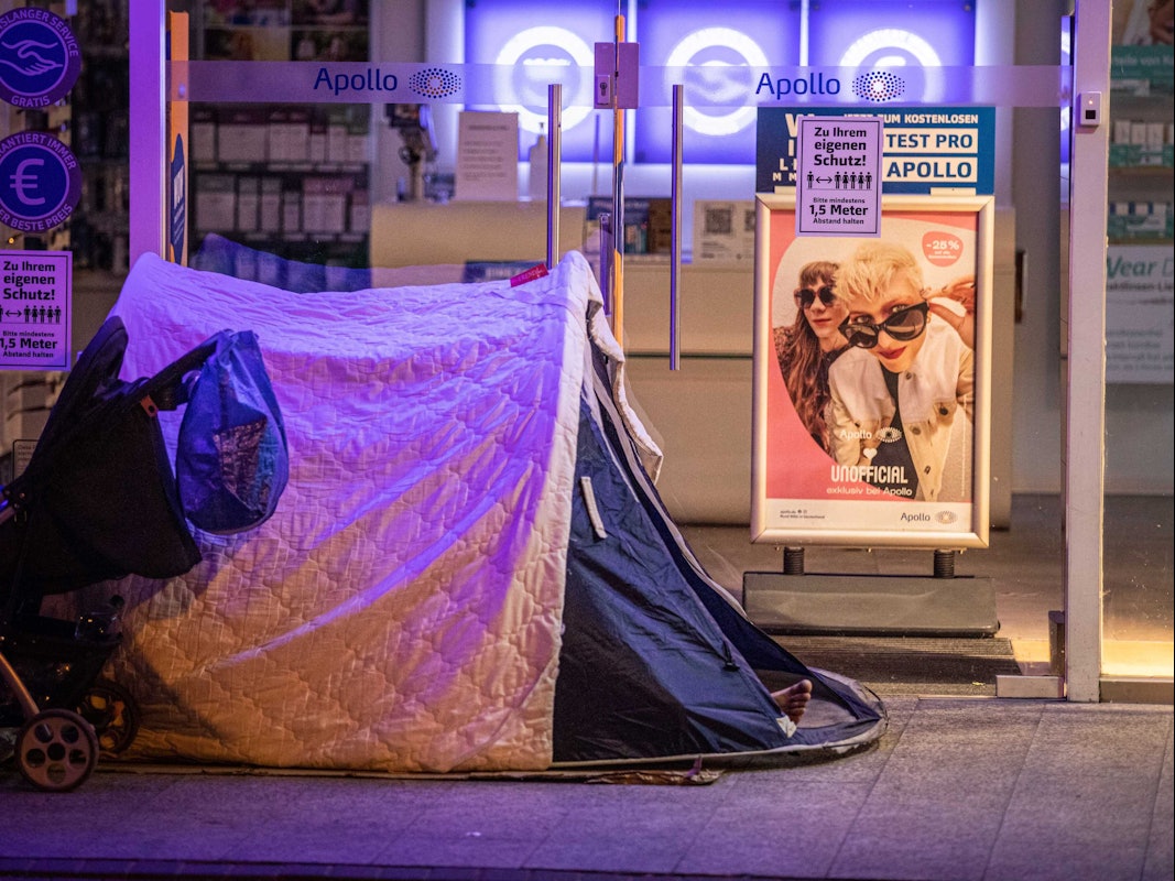 Ein Obdachloser hat sein Zelt vor einer Filiale des Optikers Apollo aufgeschlagen.