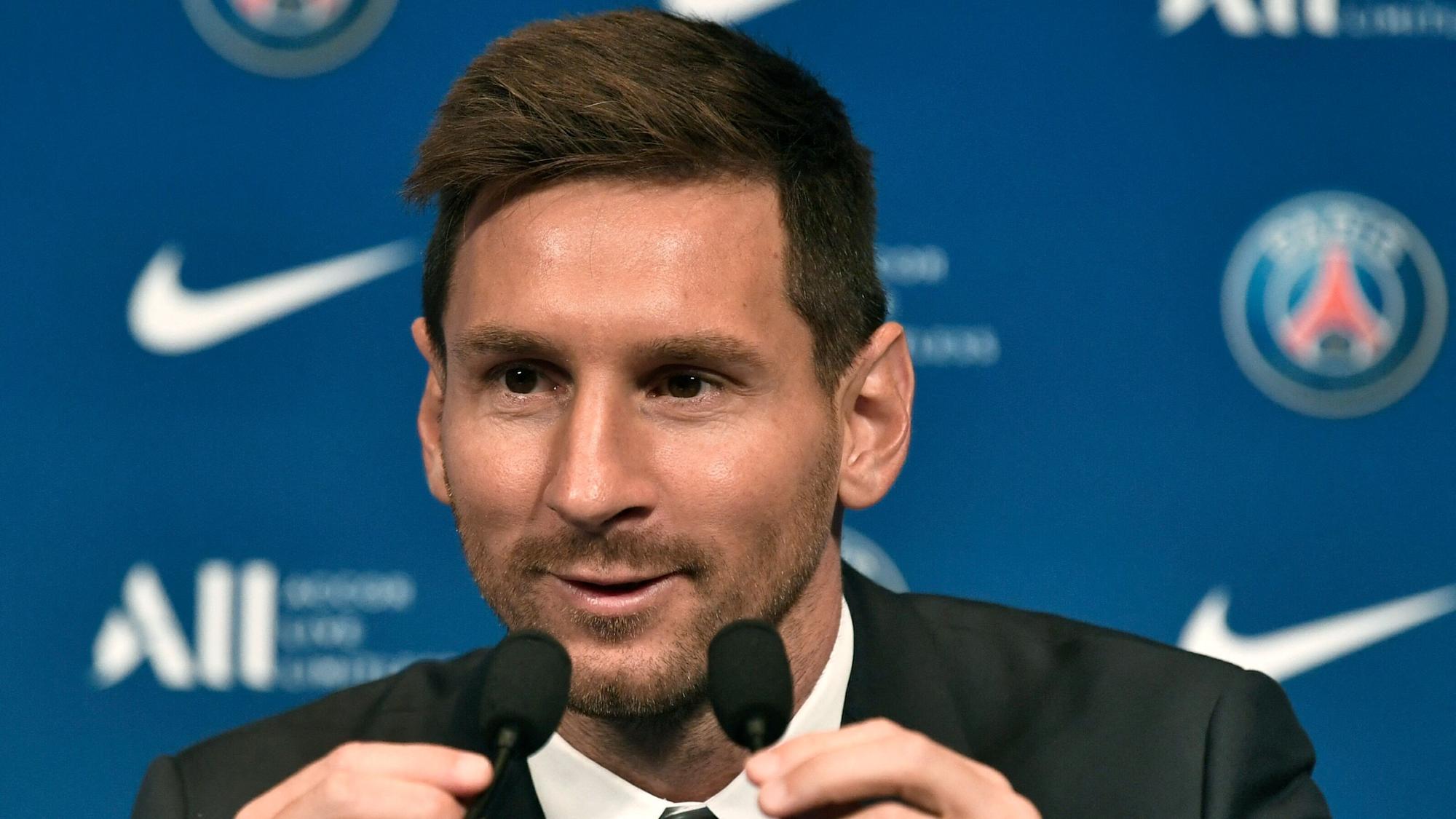 Lionel Messi spricht bei der Pressekonferenz während seiner Vorstellung bei Paris Saint-Germain im Stadion Parc des Princes ins Mikrofon.