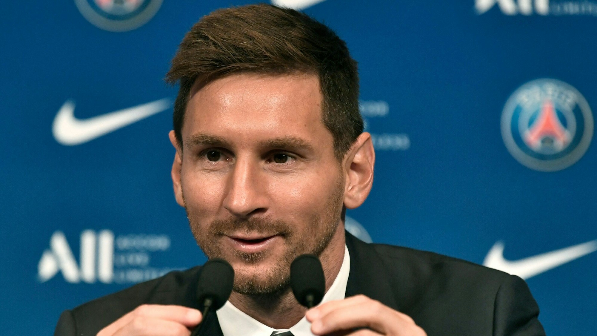 Lionel Messi spricht bei der Pressekonferenz während seiner Vorstellung bei Paris Saint-Germain im Stadion Parc des Princes ins Mikrofon.
