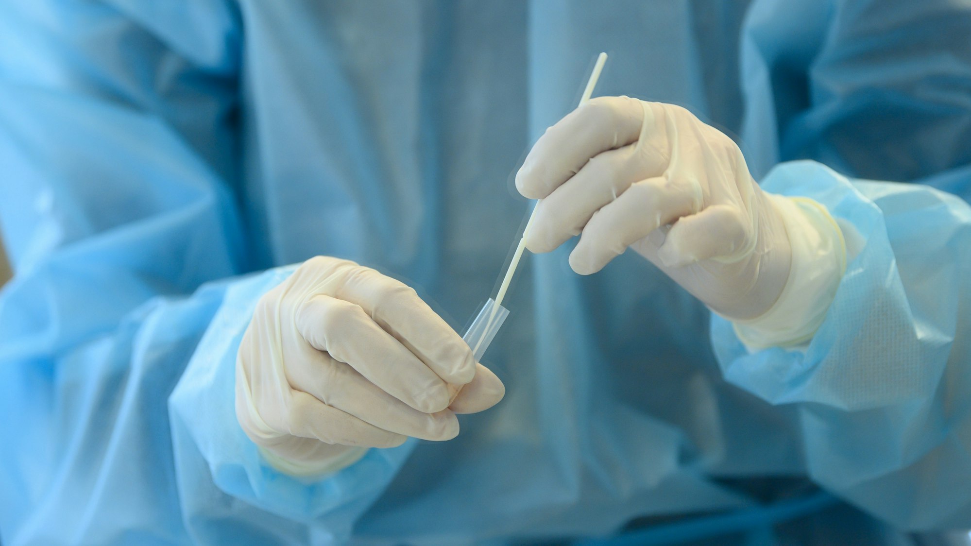 Das Symbolfoto zeigt die Durchführung eines Schnelltests.