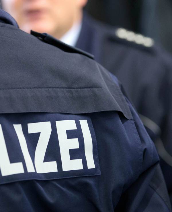 Zwei Polizisten unterhalten sich in Münster.