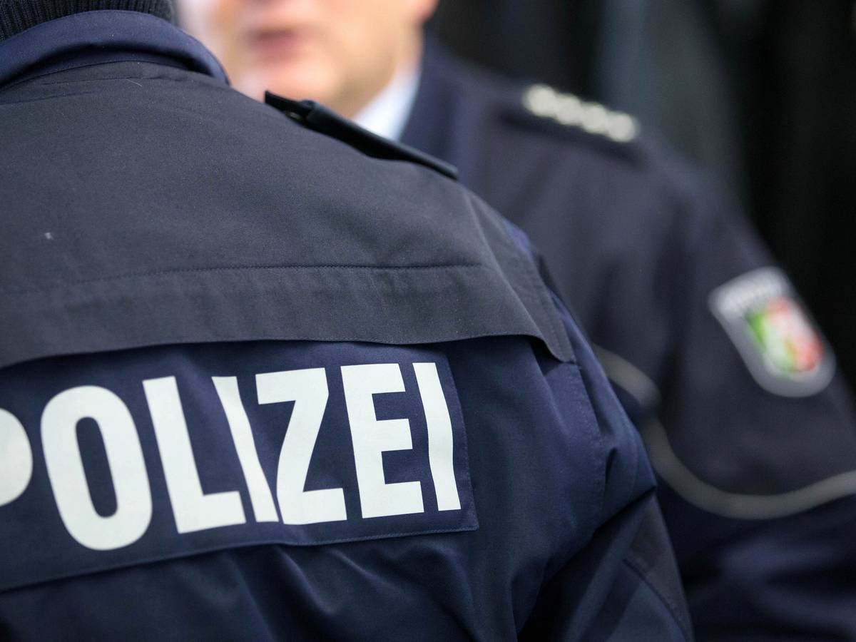 Zwei Polizisten unterhalten sich in Münster.