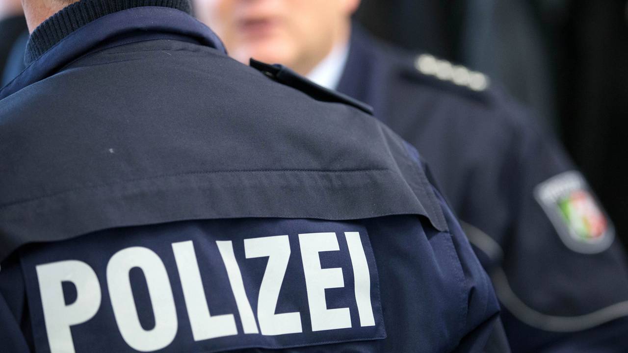 Zwei Polizisten unterhalten sich in Münster.