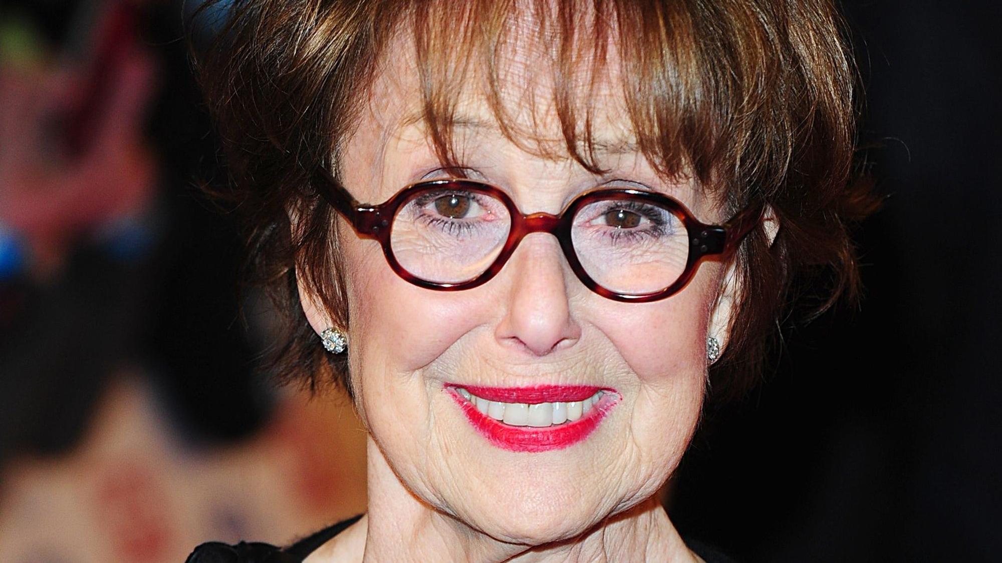 Die britische Schauspielerin Una Stubbs ist am Donnerstag (12. August 2021) in Edinburgh gestorben. Bekannt wurde sie u.a. durch ihre Rollen in „Sherlock“ an der Seite von Benedict Cumberbatch und in den 1960er-Jahren in der Seifenoper „EastEnders“.