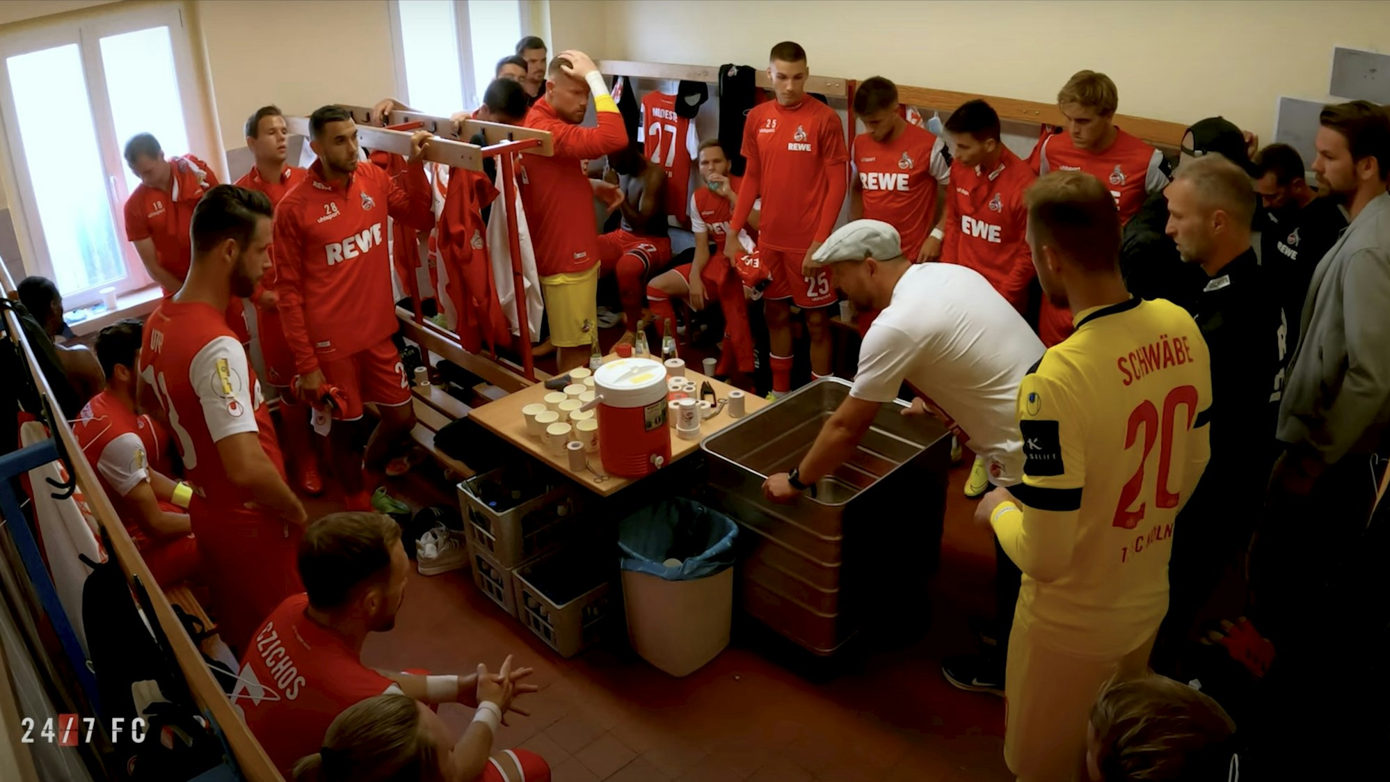 Steffen Baumgart spricht vor dem DFB-Pokal-Spiel gegen Carl Zeiss Jena mit der Mannschaft des 1. FC Köln.
