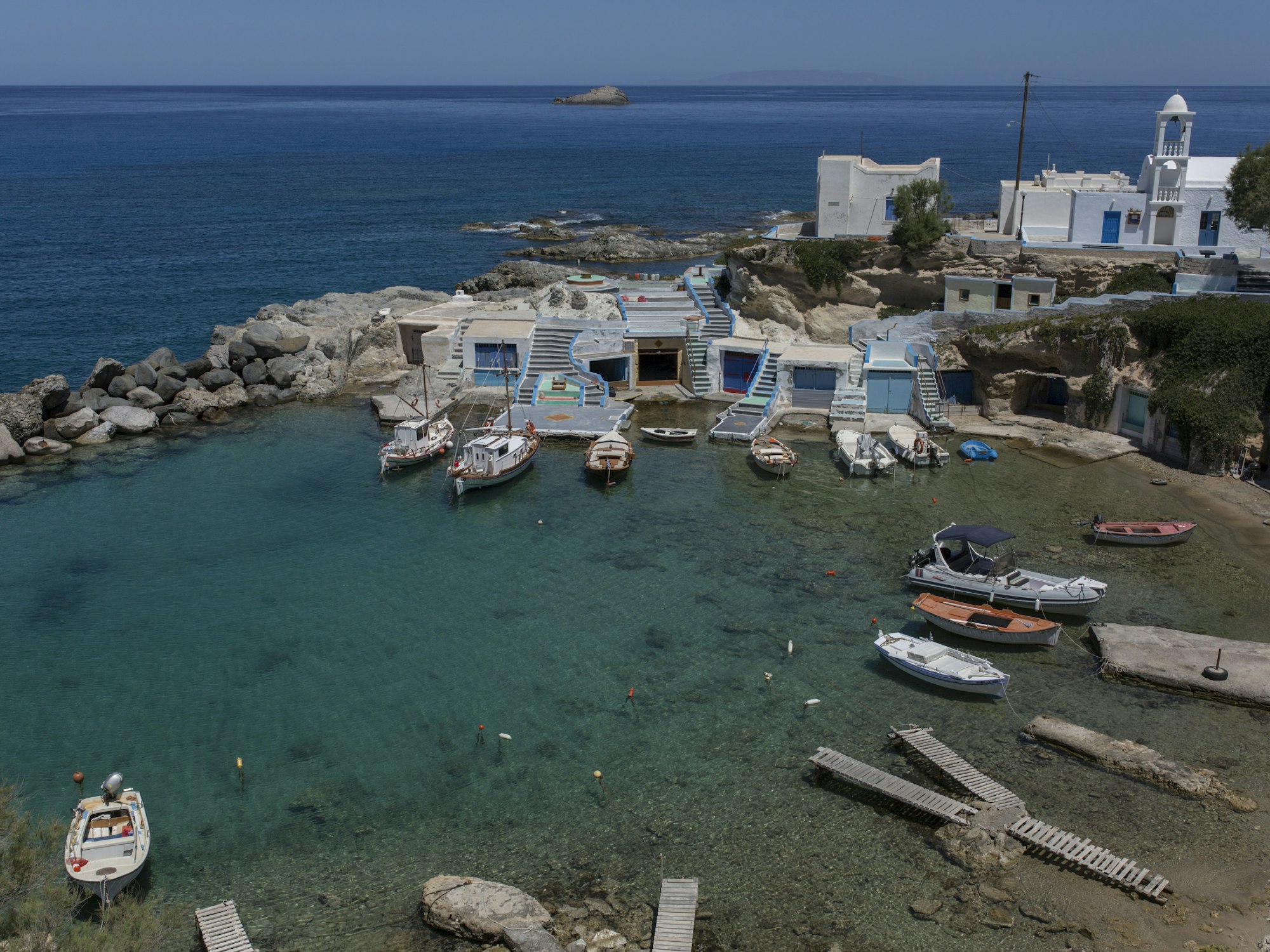 Unglück in Griechenland: Eine Jacht sinkt. Boote liegen in der Hafenbucht von Mandrakia auf der griechischen Insel Milos.