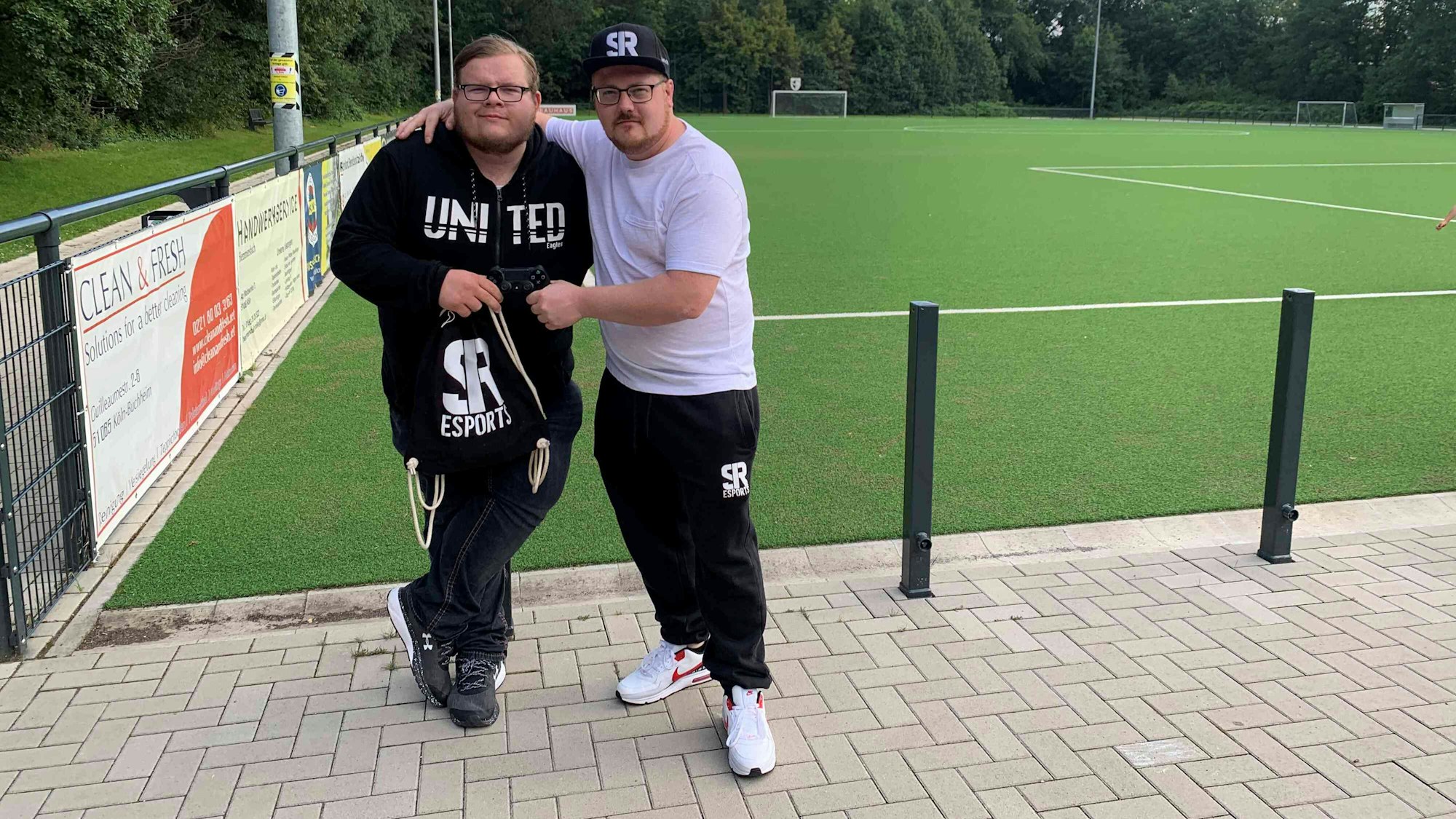 Noah Reddmann (l.) und Kevin Kern stehen auf der Sportanlage des DJK Viktoria Buchheim.