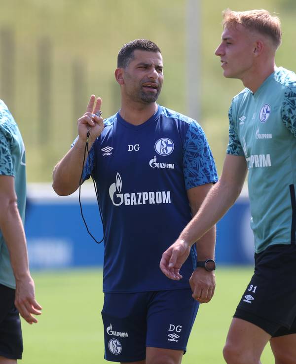 Beim Trainingsauftakt des FC Schalke 04 gibt Schalkes Trainer Dimitrios Grammozis (M.) Anweisungen an Schalkes Timo Becker.