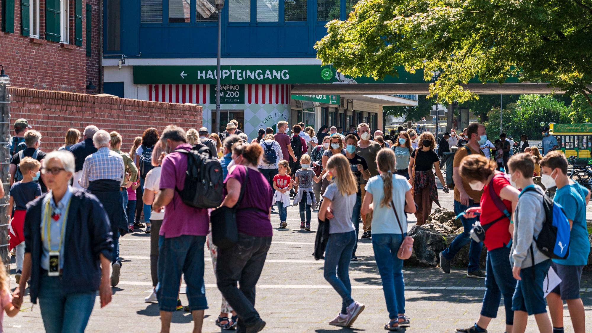 Menschen drängen in den Kölner Zoo.