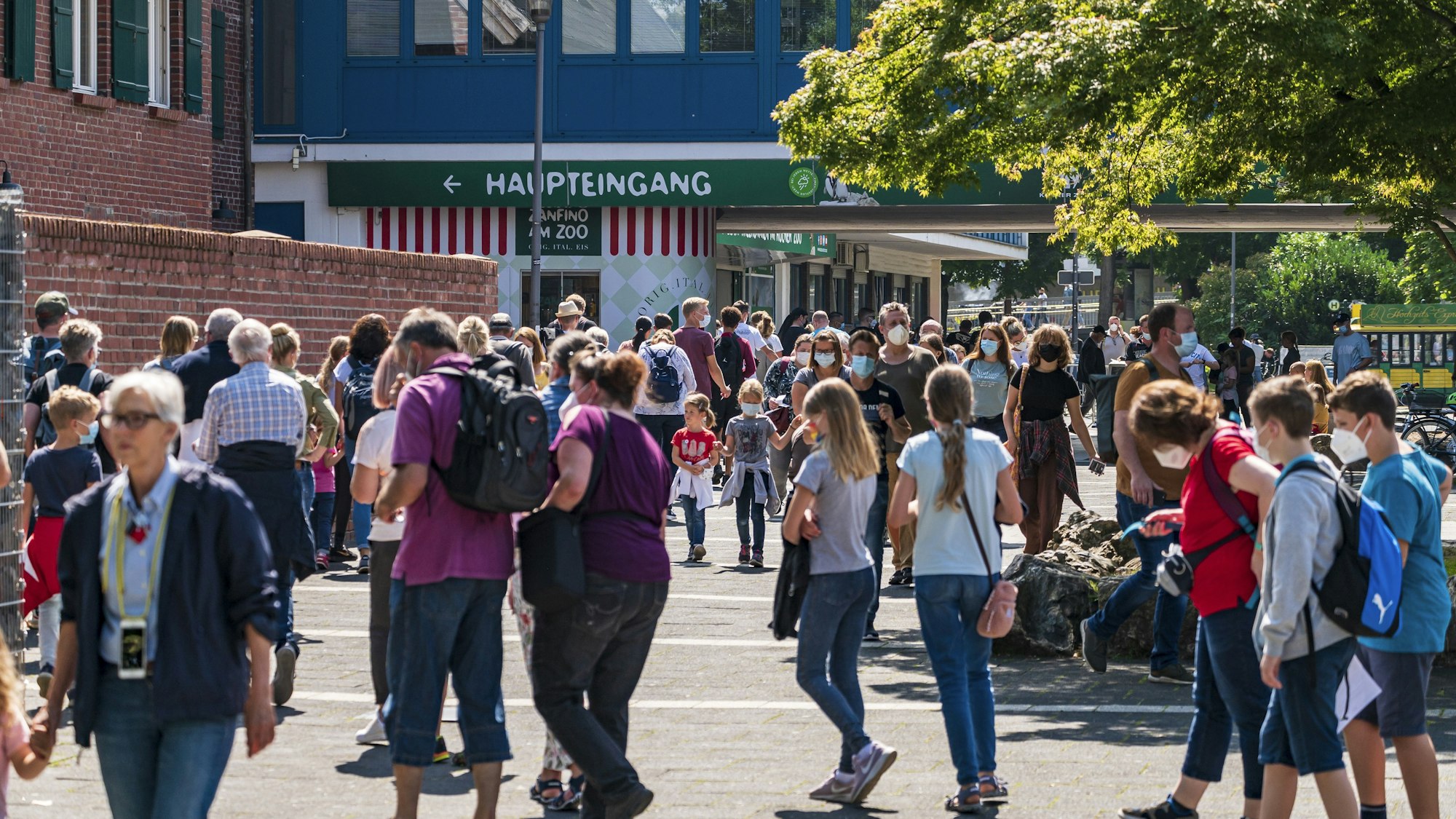 Menschen drängen in den Kölner Zoo.