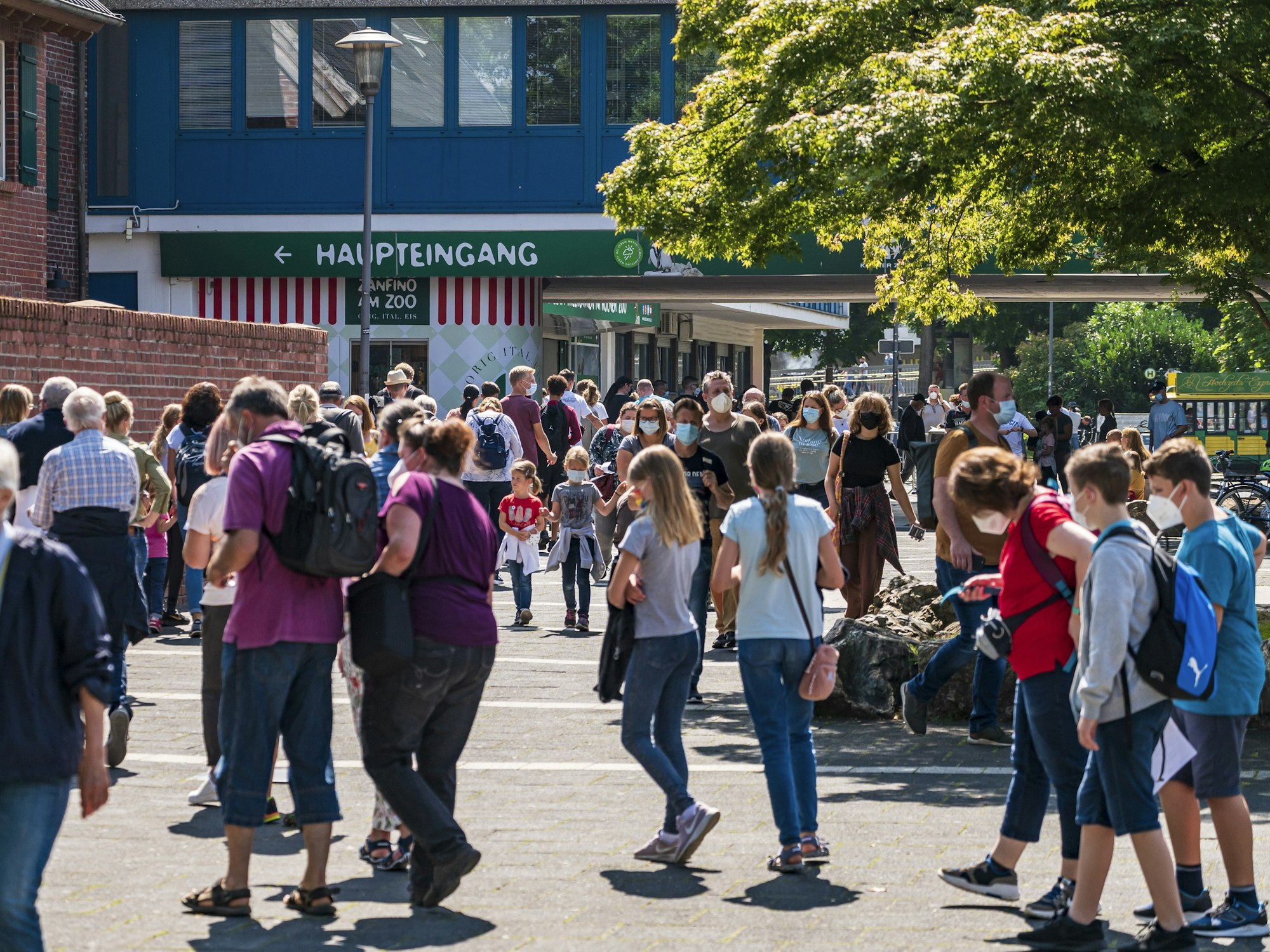 Menschen drängen in den Kölner Zoo. Foto von Alexander Roll, honorarfrei