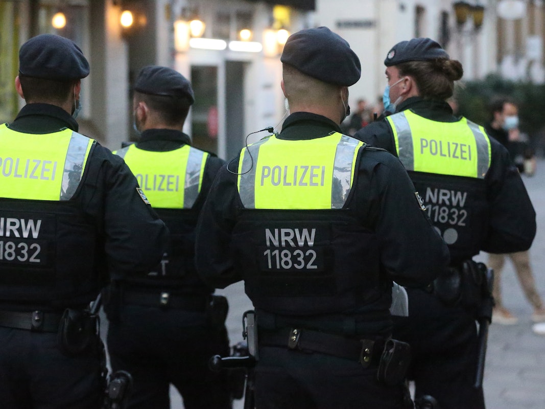 Polizisten einer Hundertschaft gehen in der Düsseldorfer Altstadt Streife.