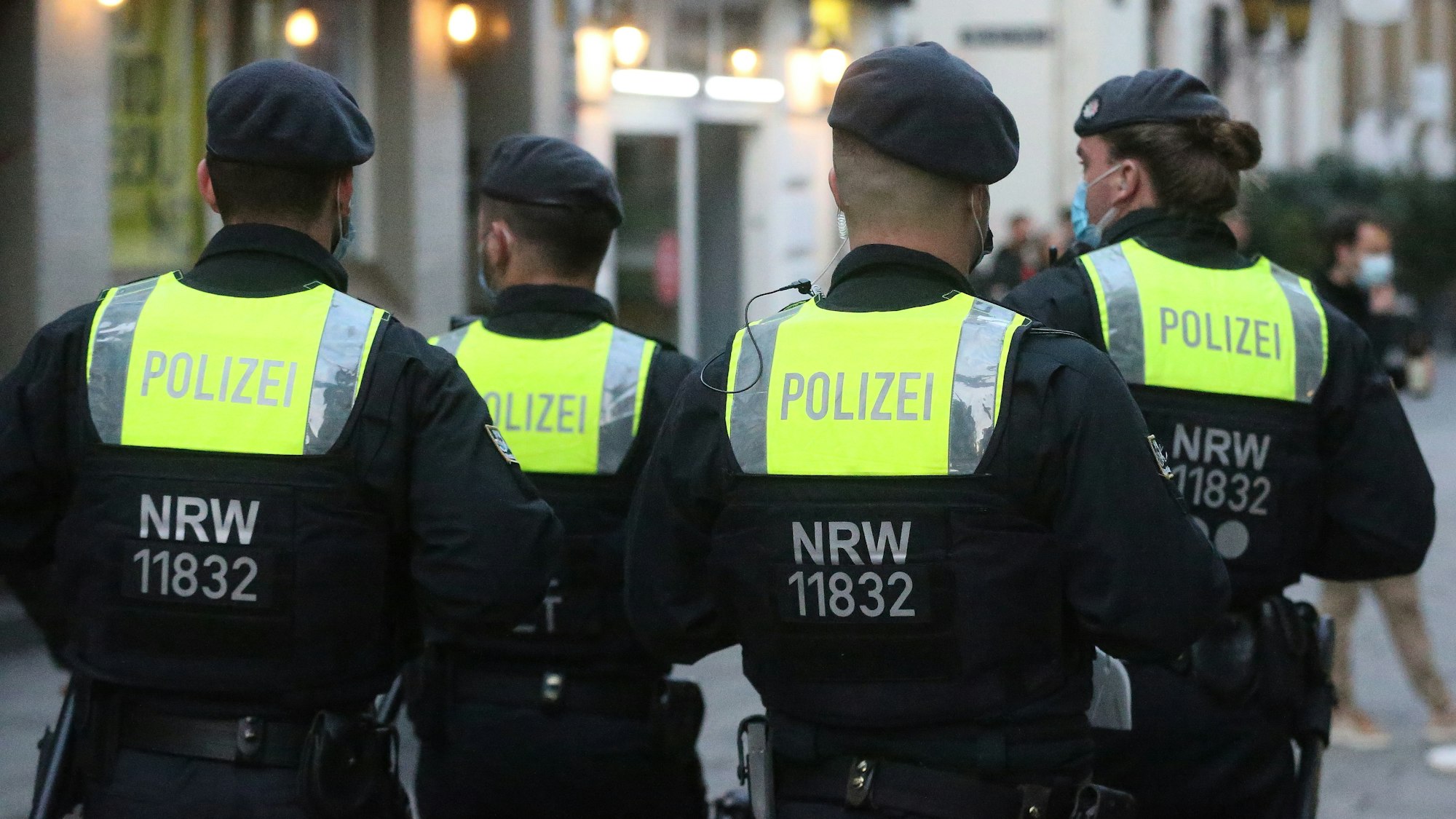 Polizisten einer Hundertschaft gehen in der Düsseldorfer Altstadt Streife.