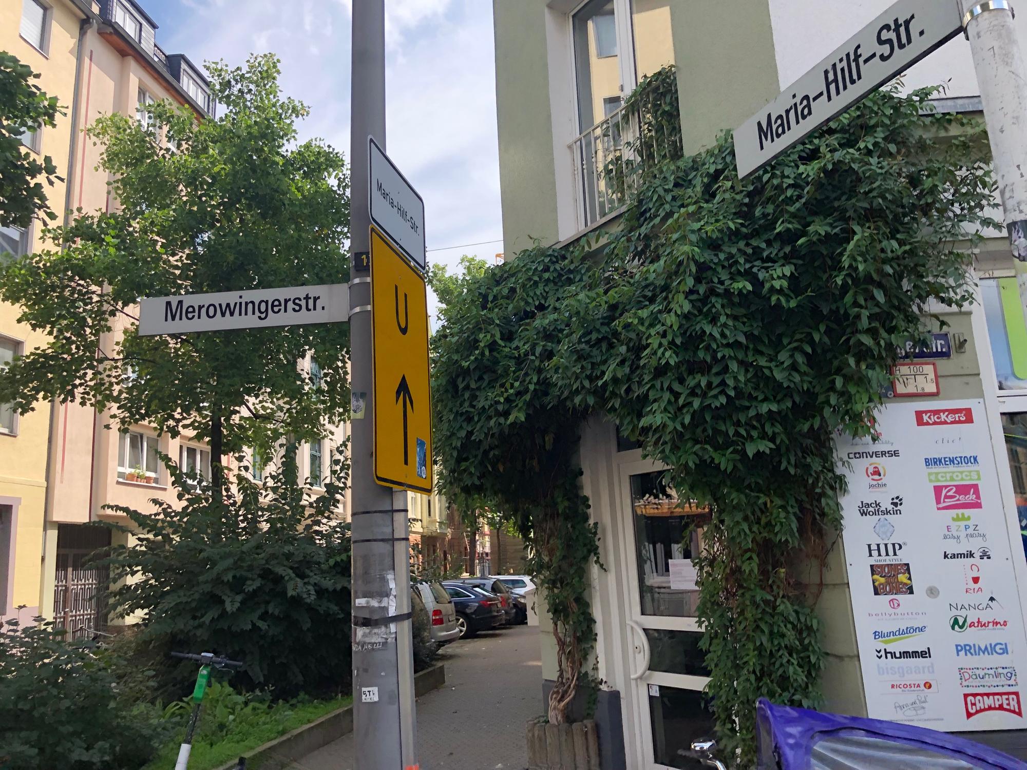 Straßenschilder der Maria-Hilf-Straße und der Merowingerstraße in der Kölner Südstadt.