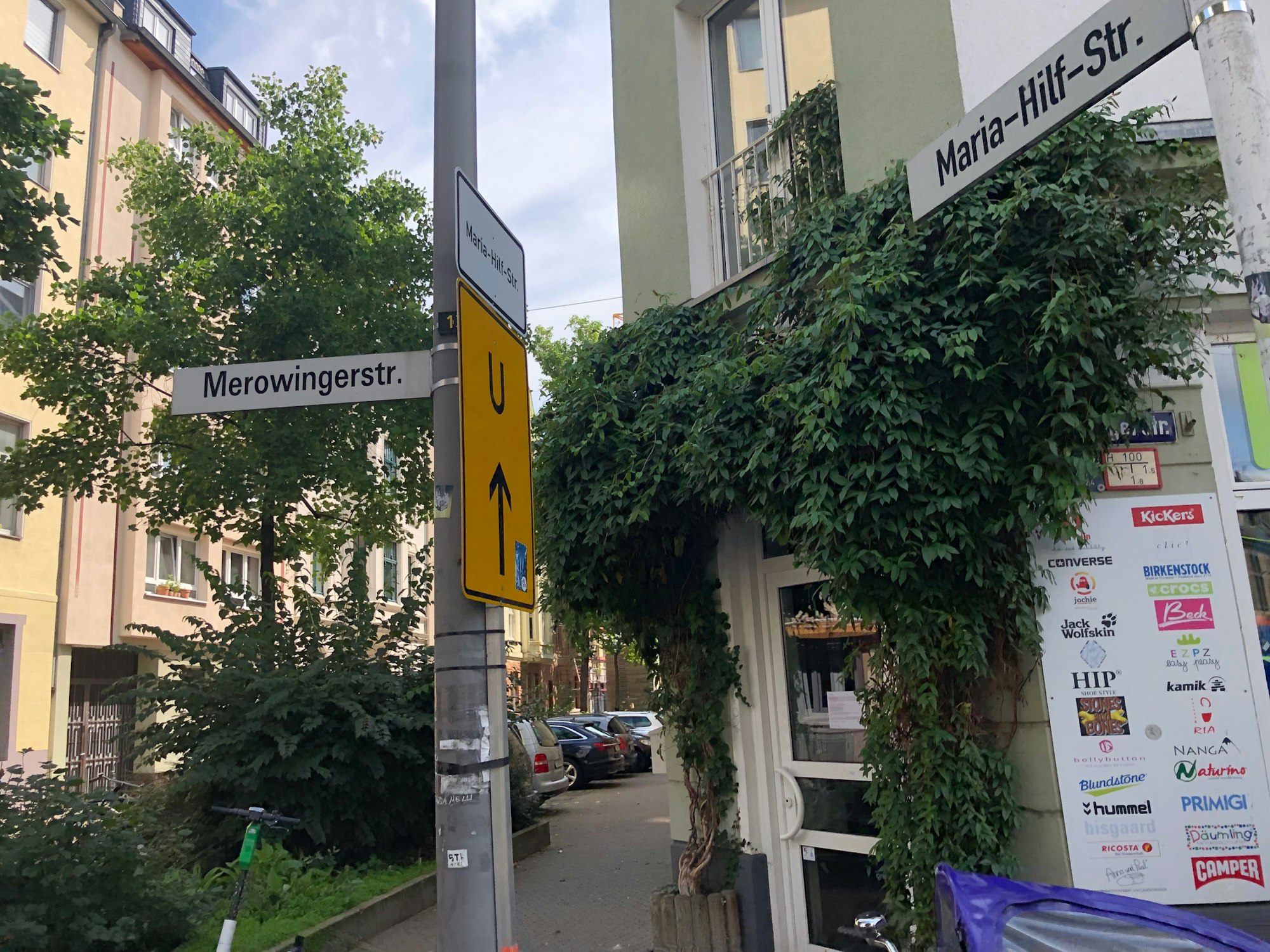 Straßenschilder der Maria-Hilf-Straße und der Merowingerstraße in der Kölner Südstadt.