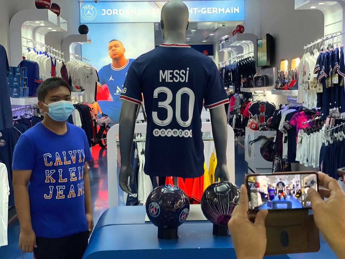 Paris-Fanshop: Kunden schauen sich in Doha das neue Trikot von Lionel Messi an.