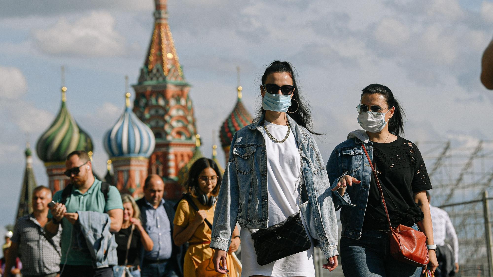 In Russland ist es seit Pandemie-Beginn mit über 800 Corona-Todesfällen zu einem Höchststand gekommen. Auf dem Symbolfoto spazieren Menschen am 3. August 2021 mit Mund-Nasen-Schutz über den Roten Platz in Moskau.
