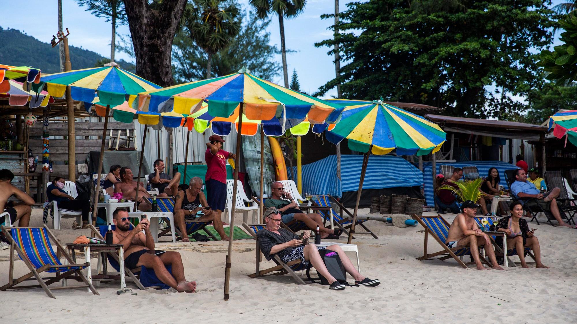 Touristen, wie hier am Patong-Strand, können in Phuket, Thailand, trotz Corona ohne Quarantäne Urlaub machen.
