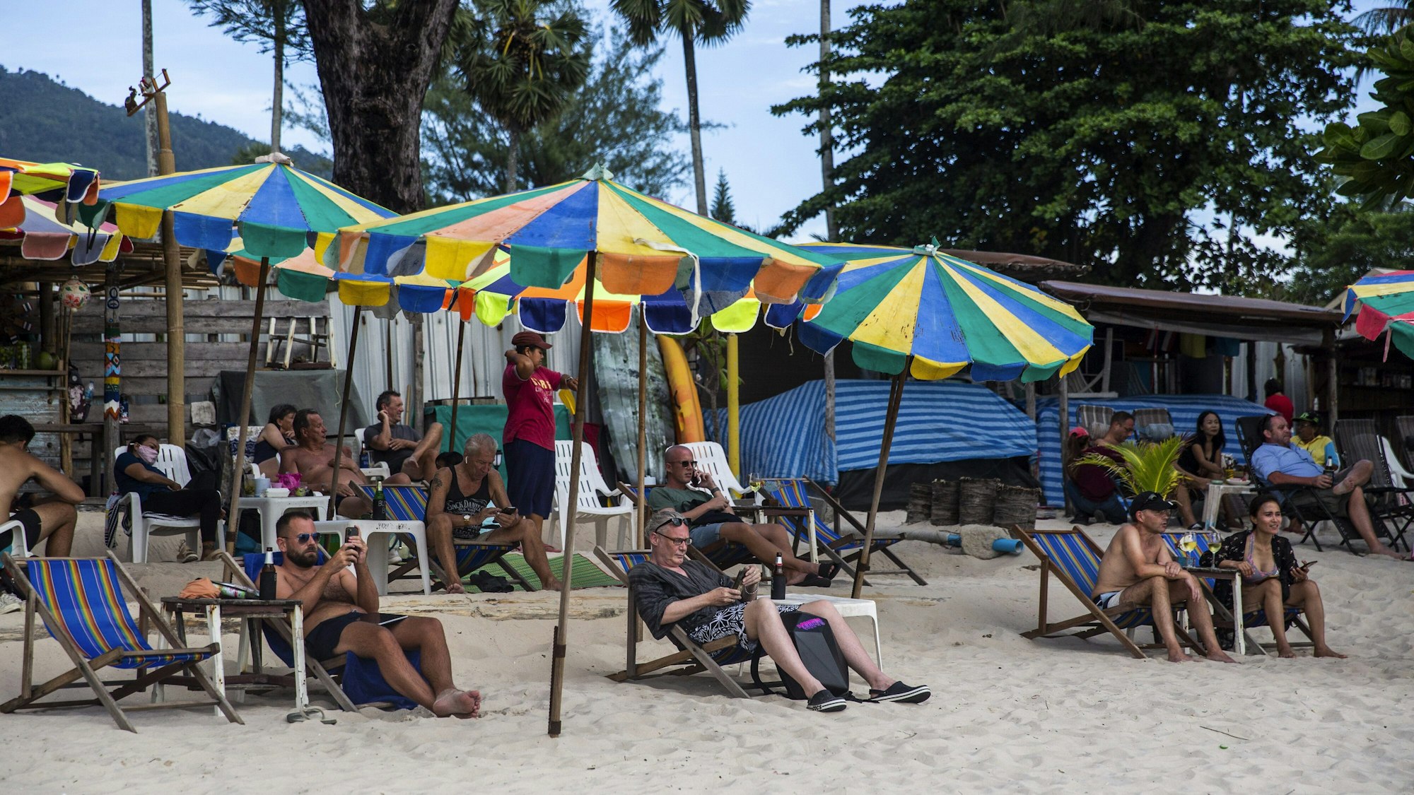 Touristen, wie hier am Patong-Strand, können in Phuket, Thailand, trotz Corona ohne Quarantäne Urlaub machen.