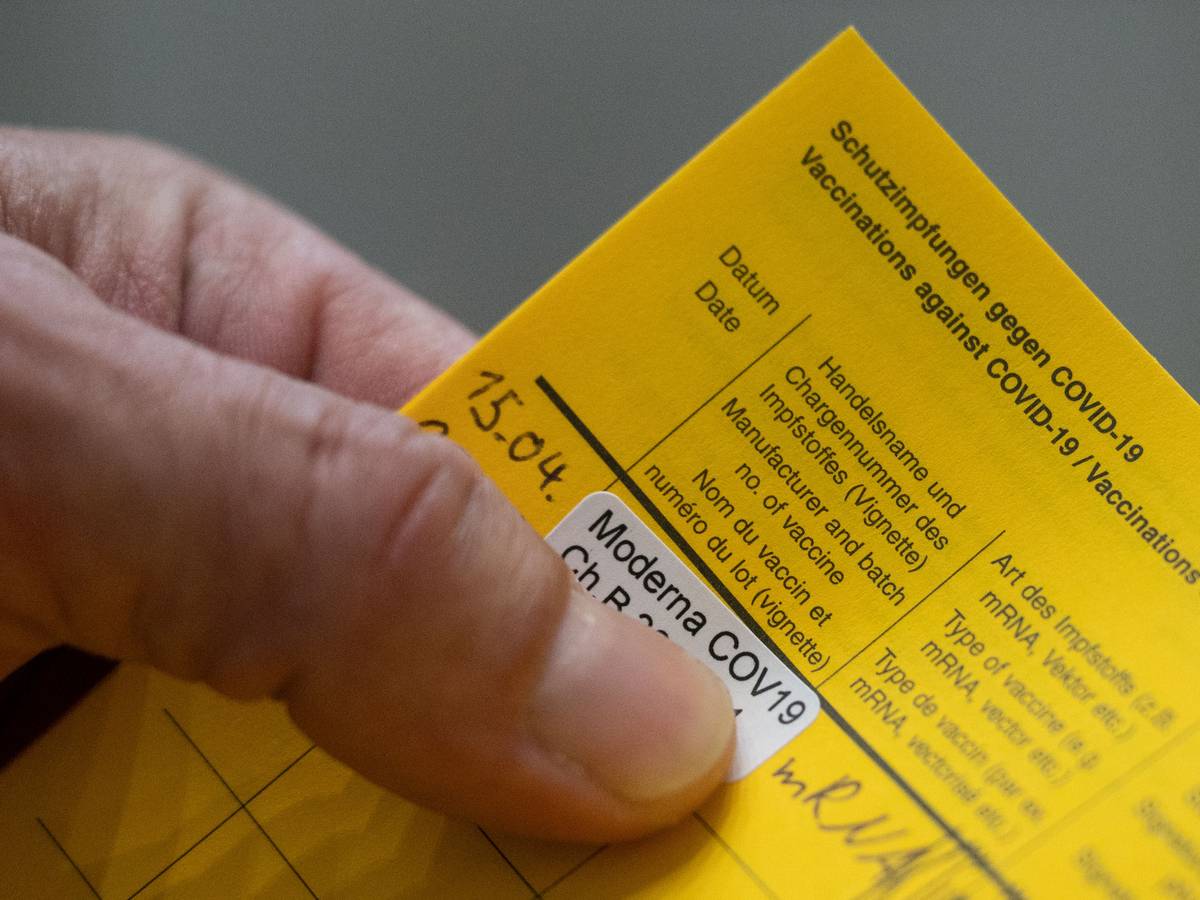 Ein Mann hält am 15. April 2021 in Stuttgart seinen Impfpass mit dem Nachweise seiner Moderna-Impfung gegen das Coronavirus in den Händen.