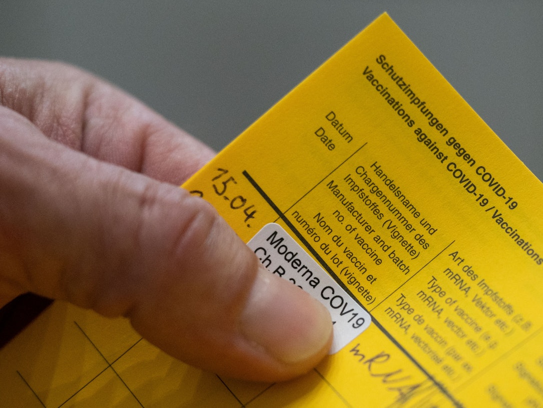 Ein Mann hält am 15. April 2021 in Stuttgart seinen Impfpass mit dem Nachweise seiner Moderna-Impfung gegen das Coronavirus in den Händen.