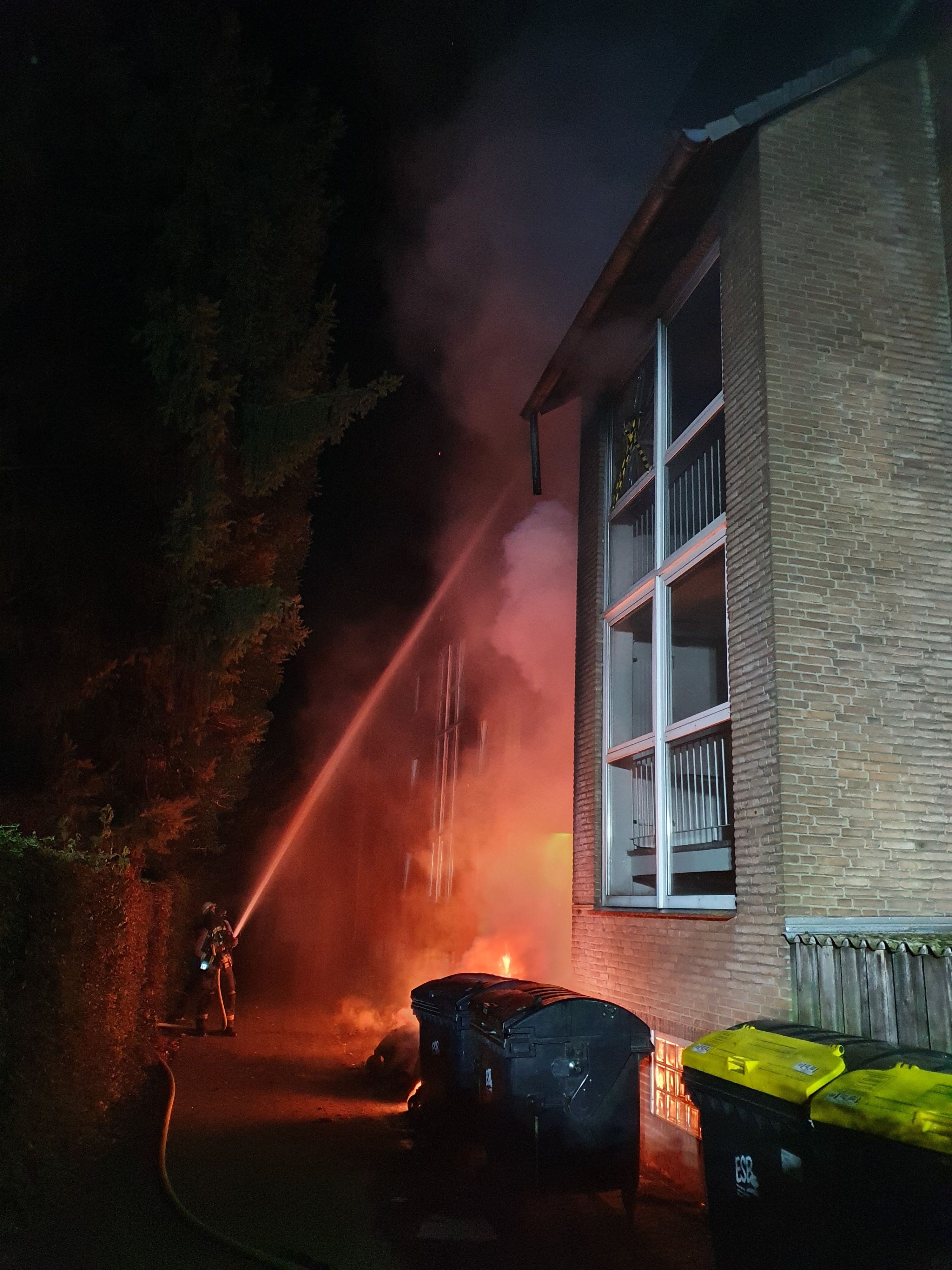 Ein Feuer in einem Mehrfamilienhaus in Bocholt breitet sich über die Außenfassade auf das Dach aus.
