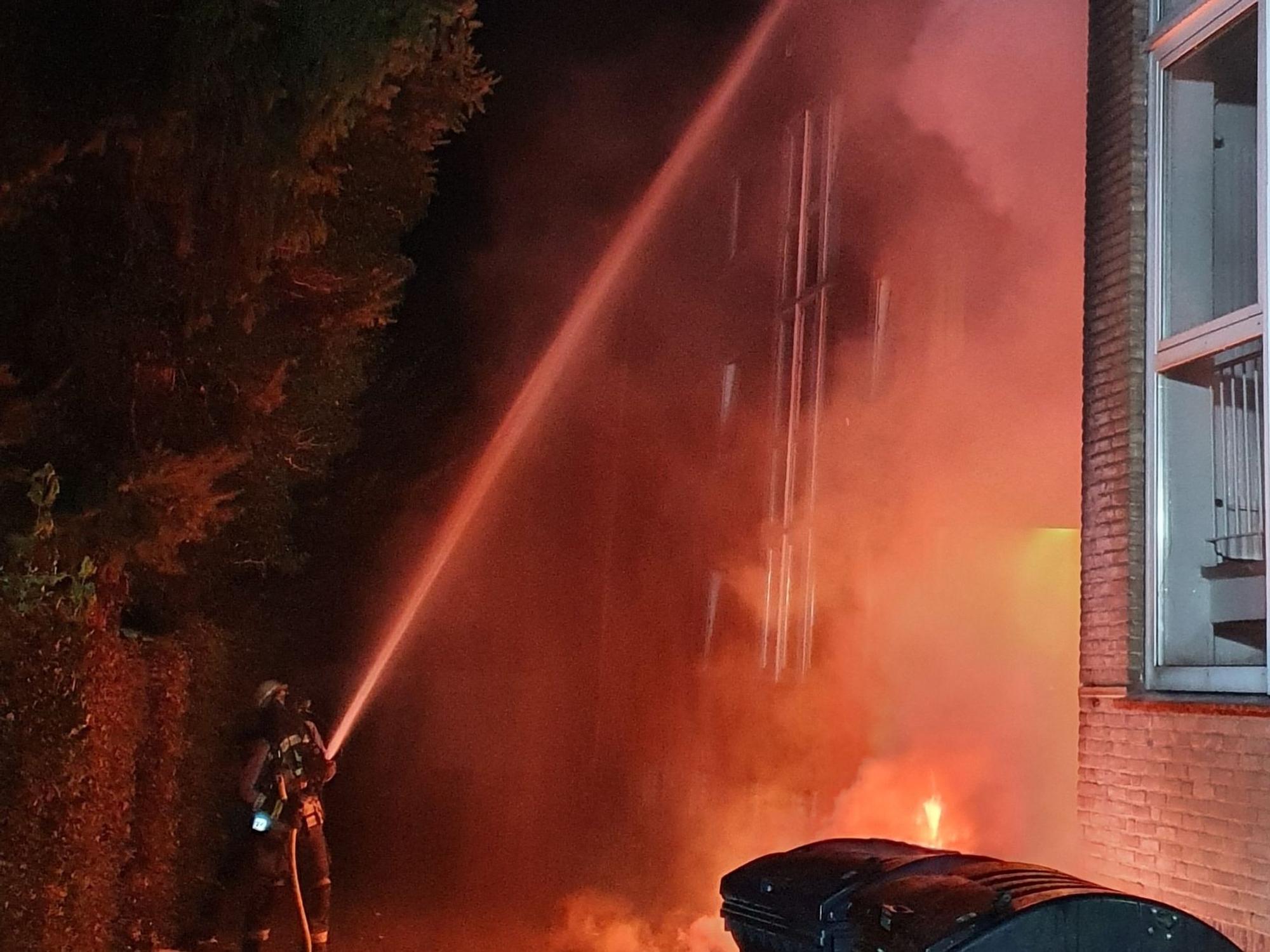 Ein Feuer in einem Mehrfamilienhaus in Bocholt breitet sich über die Außenfassade auf das Dach aus.