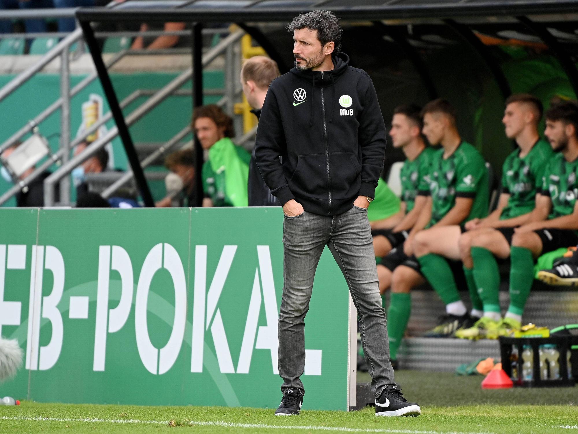 Wolfsburgs Coach Mark van Bommel während des Pokalspiels gegen Preußen Münster.
