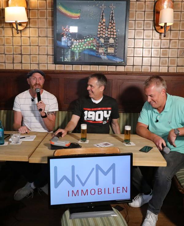Friedhelm Funkel mit Martin Schopps, Andreas Rettig und Marcel Schwamborn.