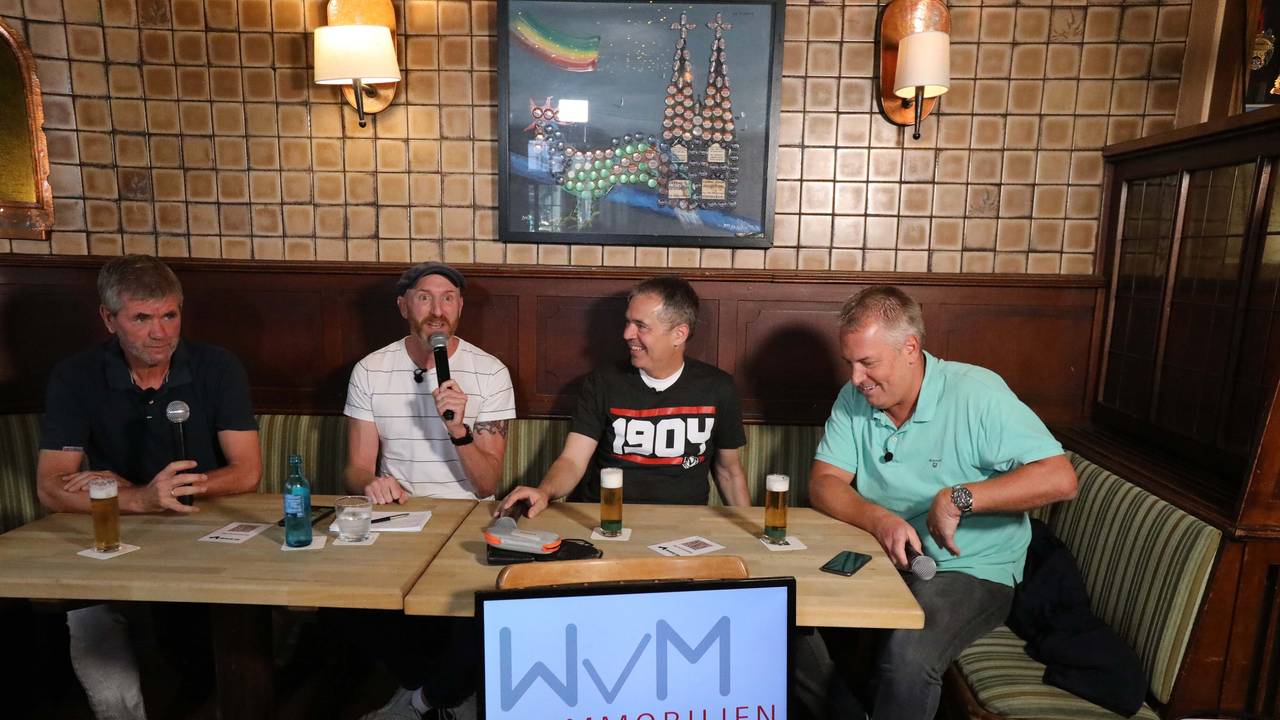 Friedhelm Funkel mit Martin Schopps, Andreas Rettig und Marcel Schwamborn.