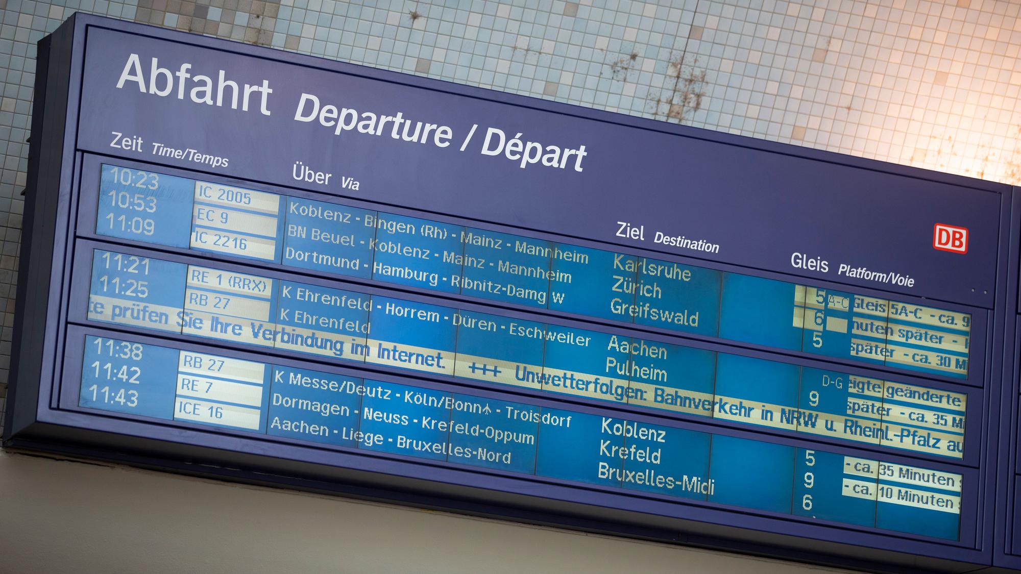 Ein Anzeigetafel im Kölner Hauptbahnhof zeigt verspätete Züge an.