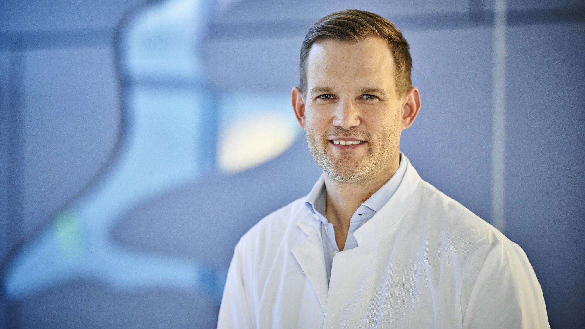 Der Bonner Virologe Prof. Hendrik Streeck sieht die neuen Corona-Regeln der Bundesregierung skeptisch. Er warnt vor einer Impfpflicht durch die Hintertür und macht im Interview einen Gegenvorschlag.