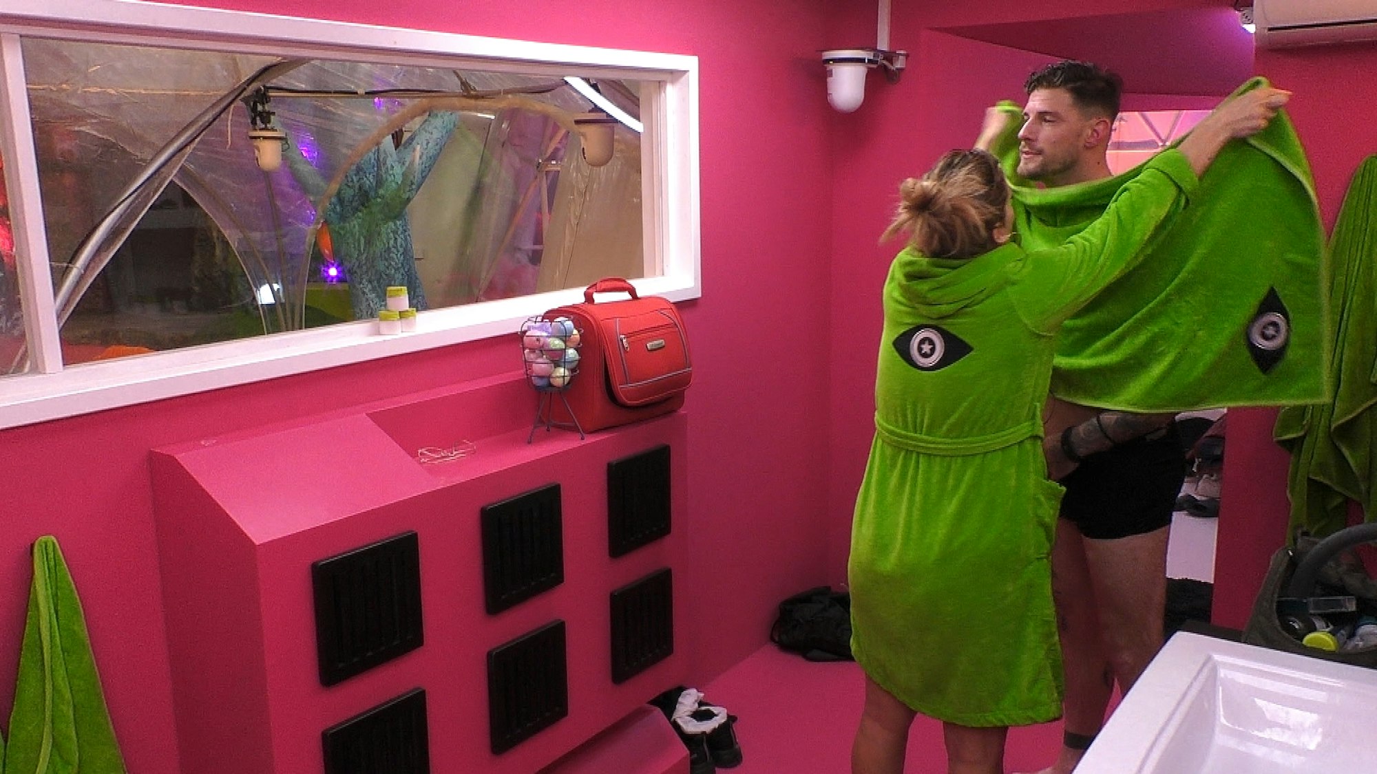 Daniela Büchner packt Pascal Kappés bei „Promi Big Brother“ 2021 in ein Handtuch ein.