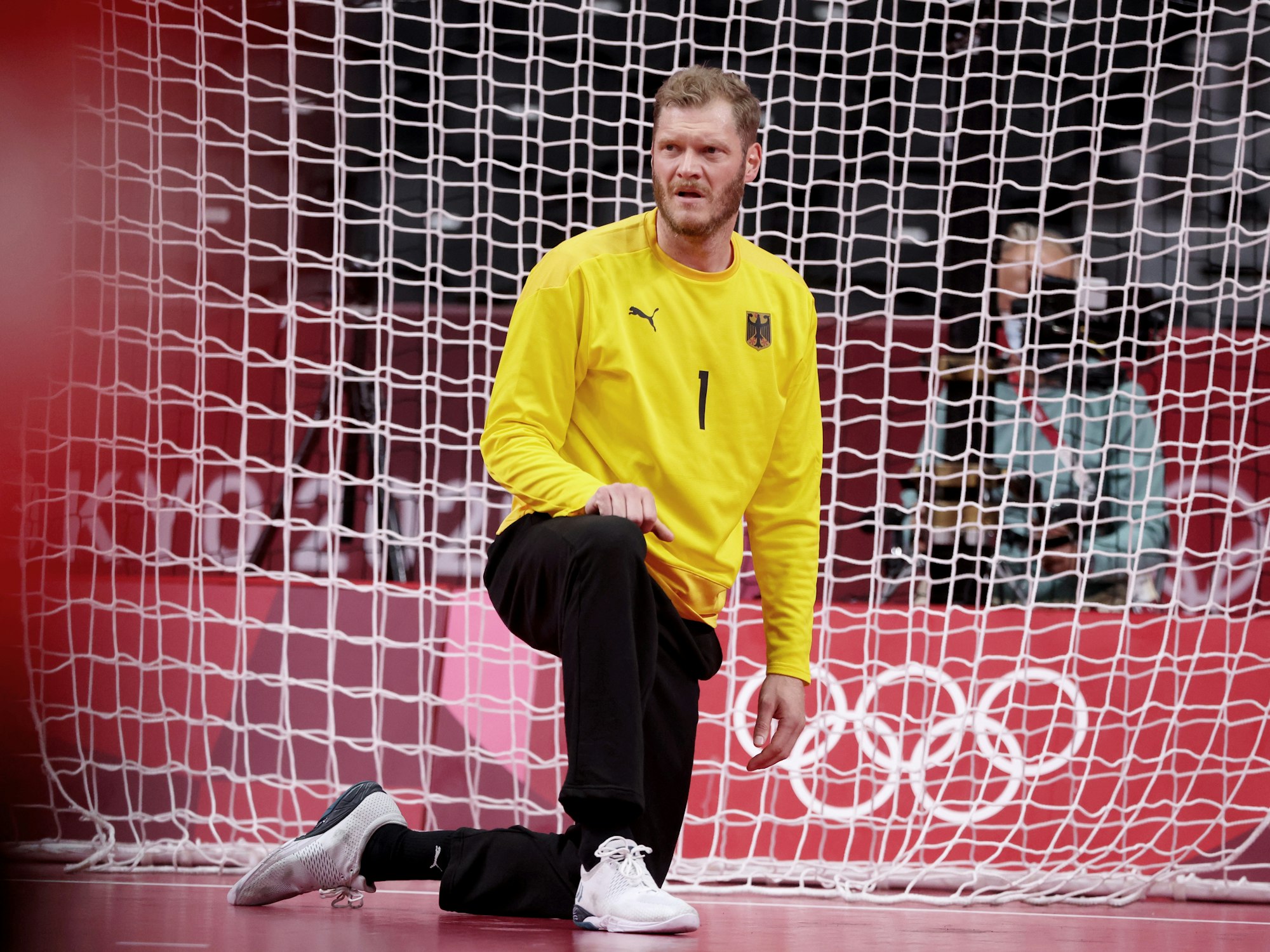 Deutschlands Torhüter Johannes Bitter kniet während des Olympia-Viertelfinals gegen Ägypten am Boden.