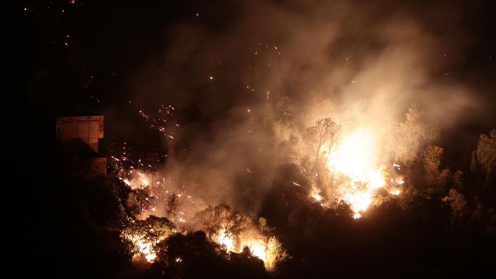 Am 11.August 2021 ist es in einem Wald in Larbaa Nath Irathen (Algerien) zu einem schweren Waldbrand gekommen. Innenminister Kamel Beldjoud machte Brandstifter dafür verantwortlich. Mindestens sechs Menschen sind bei dem Feuer ums Leben gekommen.