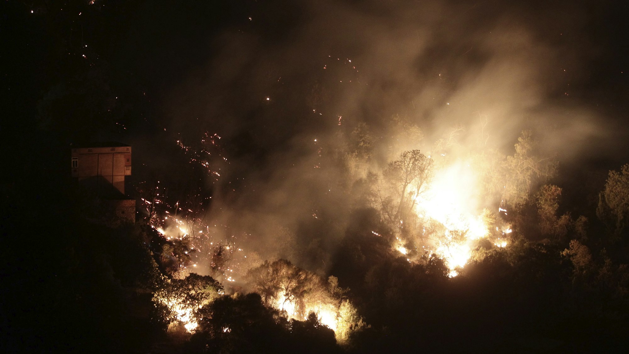 Am 11.August 2021 ist es in einem Wald in Larbaa Nath Irathen (Algerien) zu einem schweren Waldbrand gekommen. Innenminister Kamel Beldjoud machte Brandstifter dafür verantwortlich. Mindestens sechs Menschen sind bei dem Feuer ums Leben gekommen.